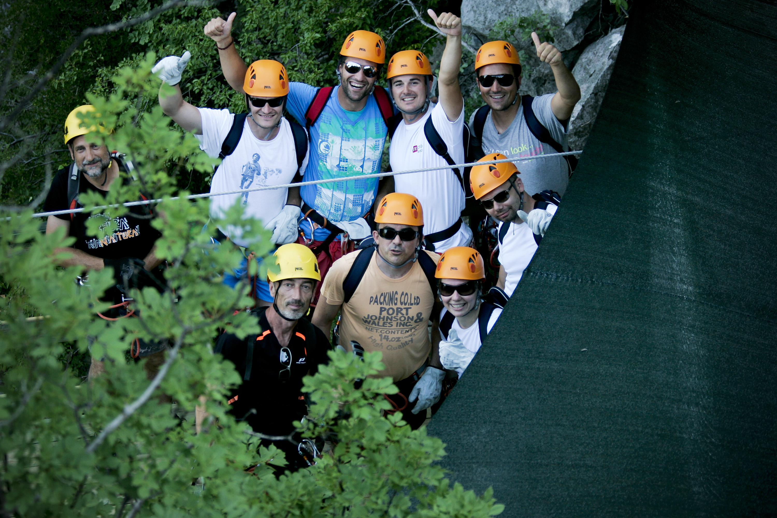 Split, 220613.
Adrenalinski park Zipline Omis nova je turisticka atrakcija u kanjonu Cetine. Klizeci niz sajlu pruza se prekrasan pogled na Cetinu i brda oko nje.
Na fotografiji: voditelji u drustvu zadovoljnih korisnika.
Foto : Jakov Prkic / Cropix