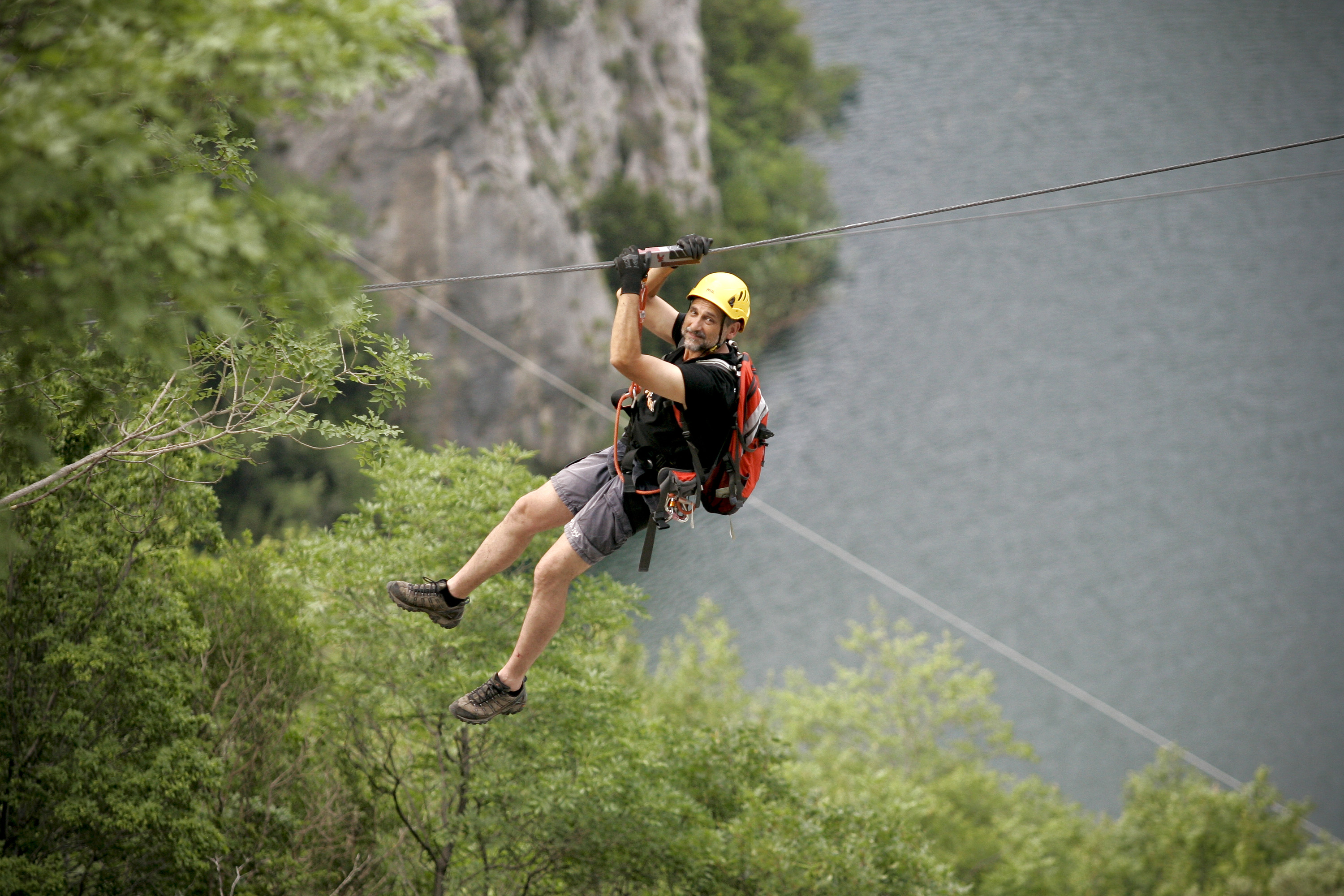 Split, 220613.
Adrenalinski park Zipline Omis nova je turisticka atrakcija u kanjonu Cetine. Klizeci niz sajlu pruza se prekrasan pogled na Cetinu i brda oko nje.
Na fotografiji: voditelj kroz park Drazan Mimica.
Foto : Jakov Prkic / Cropix