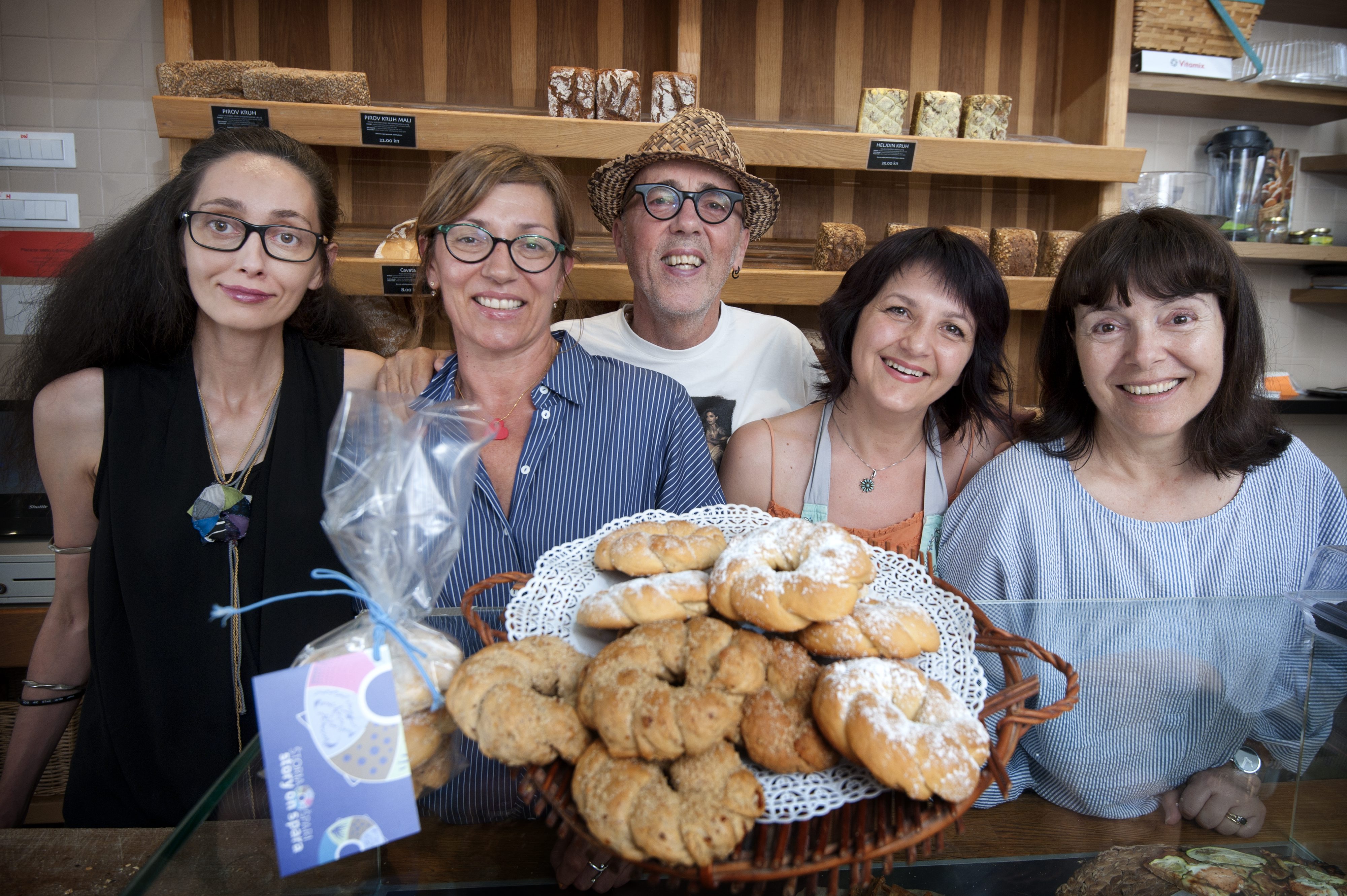 Split, 200617
Maja Duka i Rajana Zver iz udruge Imena u suradnji s Silvanom Maric i Anandom Stambukom iz pekare Kruscic ozivjeli su jedan suvenir pod nazivom Spara a koji je u stara vremena sluzio kao podmetac ili za glavu ili za na stol. Danas je ipak samo suvenir u obliku kolaca ili ukrasa.
Na fotografiji Rajana Zver, Silvana Maric, Anand Stambuk, Lile te Maja Duka.
Foto: Paun Paunovic / CROPIX



