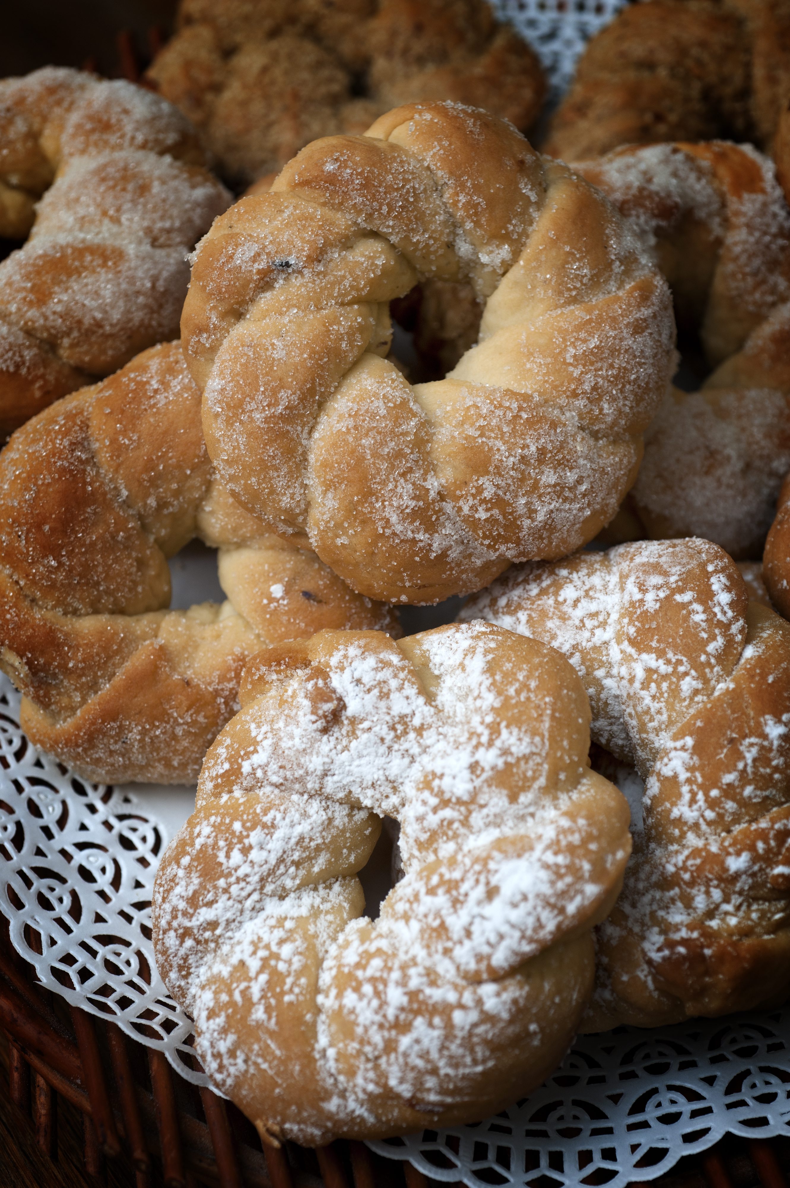 Split, 200617
Maja Duka i Rajana Zver iz udruge Imena u suradnji s Silvanom Maric i Anandom Stambukom iz pekare Kruscic ozivjeli su jedan suvenir pod nazivom Spara a koji je u stara vremena sluzio kao podmetac ili za glavu ili za na stol. Danas je ipak samo suvenir u obliku kolaca ili ukrasa.
Na fotografiji kolac Spara.
Foto: Paun Paunovic / CROPIX



