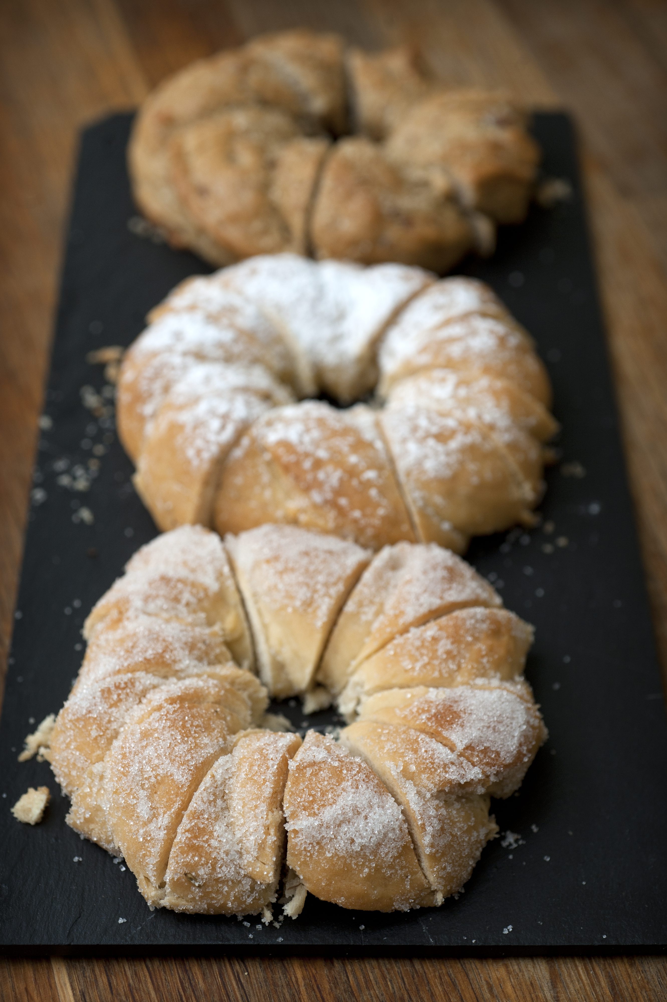 Split, 200617
Maja Duka i Rajana Zver iz udruge Imena u suradnji s Silvanom Maric i Anandom Stambukom iz pekare Kruscic ozivjeli su jedan suvenir pod nazivom Spara a koji je u stara vremena sluzio kao podmetac ili za glavu ili za na stol. Danas je ipak samo suvenir u obliku kolaca ili ukrasa.
Na fotografiji kolac Spara.
Foto: Paun Paunovic / CROPIX



