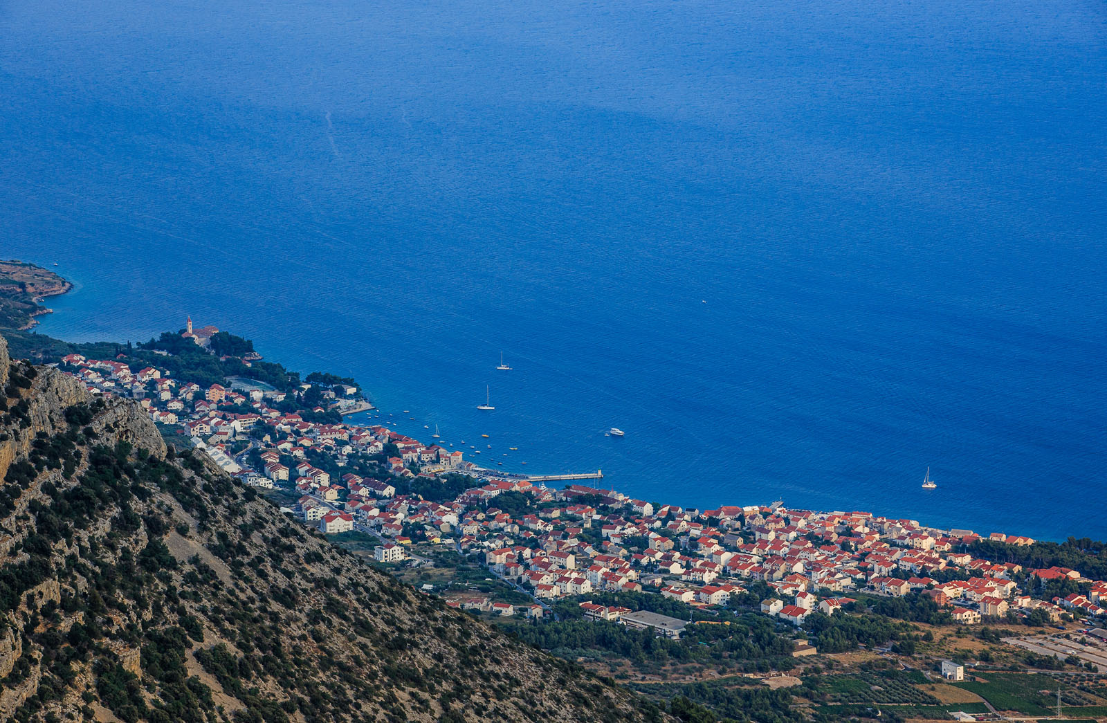 Otok Brac, Vidova Gora, 200713.
Brac je treci otok po povrsini u Jadranskom Moru, te je najvisi otok na Jadranu sa vrhom 778m/nm. Otok posjeduje i jednu od najpoznatihih plaza u svijetu Zlatni Rat.
Na fotografiji: Panorama Zlatnog Rata i Bola sa Vidove Gore.
Foto: Zvonimir Barisin / CROPIX