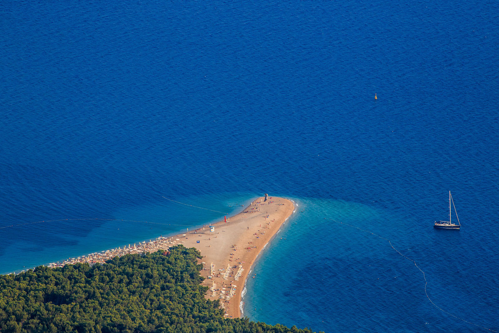 Otok Brac, Vidova Gora, 200713.
Brac je treci otok po povrsini u Jadranskom Moru, te je najvisi otok na Jadranu sa vrhom 778m/nm. Otok posjeduje i jednu od najpoznatihih plaza u svijetu Zlatni Rat.
Na fotografiji: Panorama Zlatnog Rata i Bola sa Vidove Gore.
Foto: Zvonimir Barisin / CROPIX