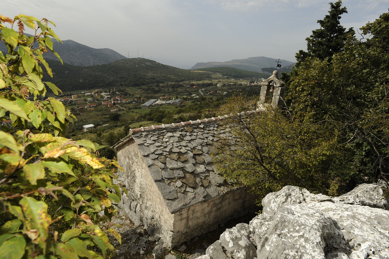 Cisla, 141014.
Ante Juranovic iz Cisle u Omiskom zaledju uredio je crkvicu Gospe Snjezne iz 6. stoljeca i brdski put na Mosoru koji vodi do nje.
Na fotografiji: pogled na crkvicu i mjesto Cislu.
Foto: Nikola Vilic / CROPIX