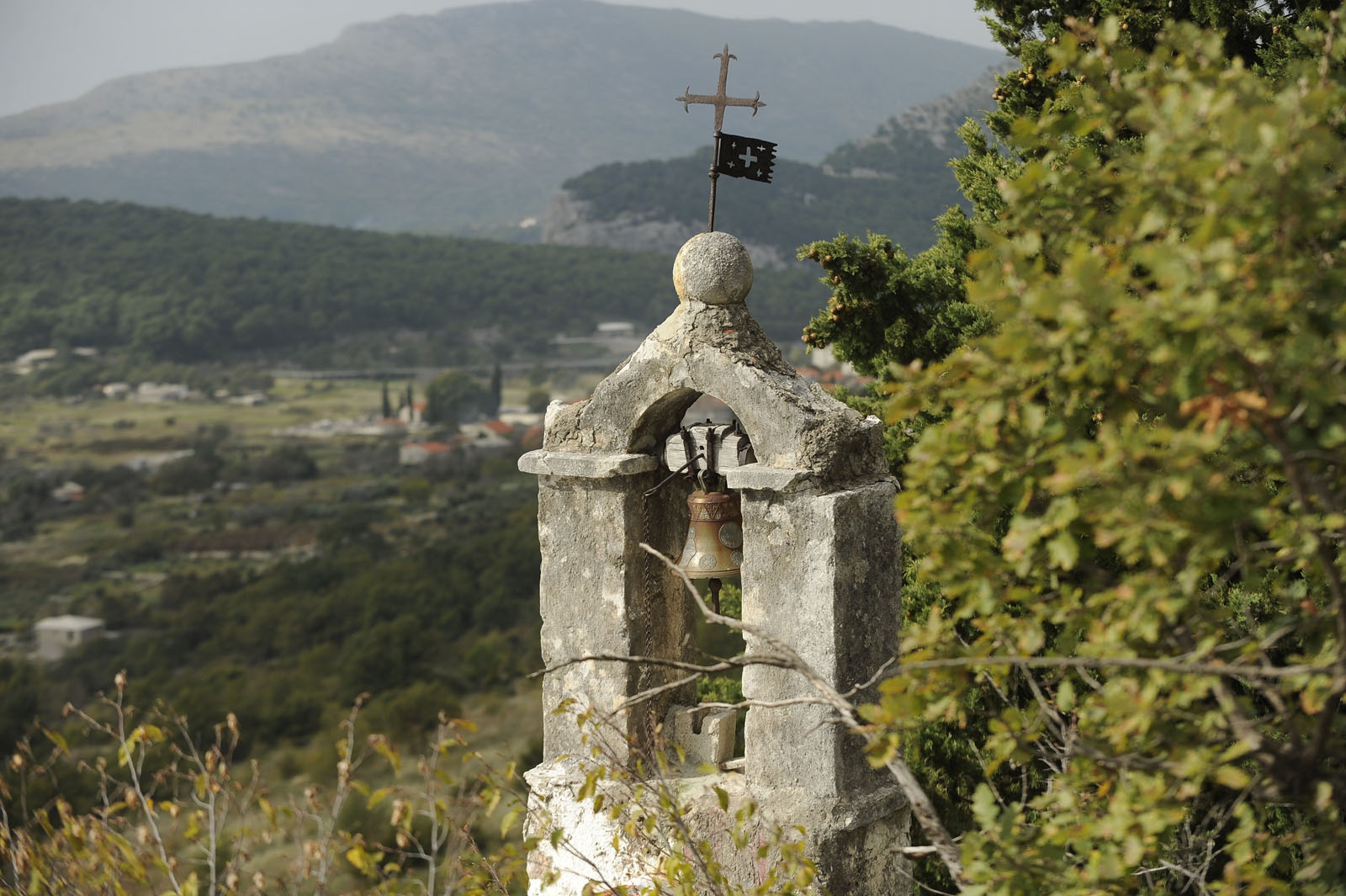Cisla, 141014.
Ante Juranovic iz Cisle u Omiskom zaledju uredio je crkvicu Gospe Snjezne iz 6. stoljeca i brdski put na Mosoru koji vodi do nje.
Na fotografiji: stari zvonik i mjesto Cisla u pozadini.
Foto: Nikola Vilic / CROPIX