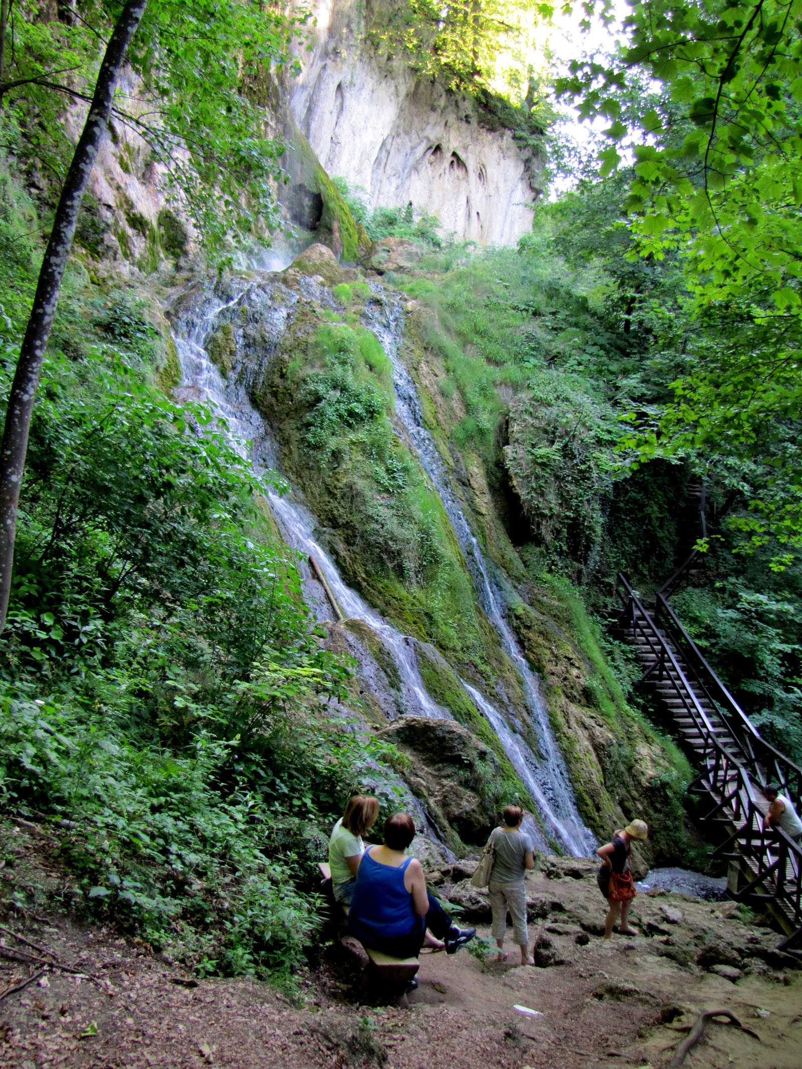 Jankovac, 070812.
Grof Josip Jankovic, vlasnik tada brojnih posjeda od Vocina do Virovitice, zaljubljenik u prirodu, dosao je sredinom 19. stoljeca na ovaj posjed, odlucivsi svoje zrele godine provesti uredjujuci jednu lijepu dolinu blizu vrha Papuka. Napustio je raskosan zivot u Becu i kao samac zivio na Papuku do 1862. Prvo je sagradio lovacki dvorac, potom dva protocna jezera, za uzgoj pastrva i za vodoopskrbu. Da je grof potpuno uspio, svjedoci vodopad Skakavac koji je nezamisliv za to podneblje.
Foto: Zeljko Muzevic / CROPIX