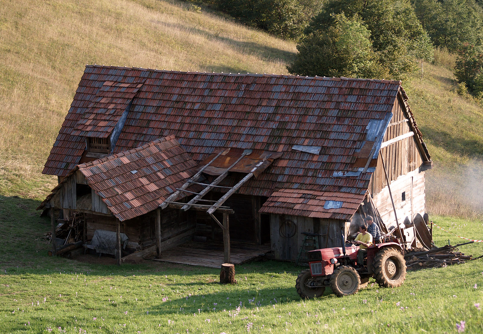 zagreb 210906
norsic selo samoborsko gorje
selo gdje ce se snimati dio filma sa richard gere-om
statisti
kuca koju su izgradili za snimanje filma set
foto neja markicevic
-j2-