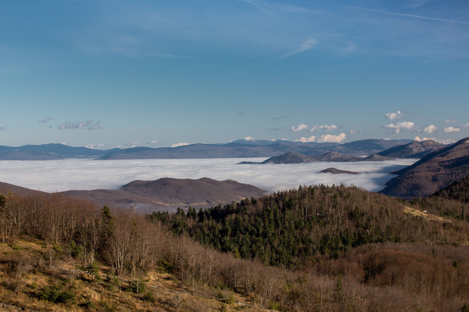 Velebit, 231114.
Susret hladnog zraka s kontinenta i vedrog vremena na moru ovih su dana cesta pojava u podrucju Sjevernog Velebita.
Foto: Ivan Lackovic / Cropix