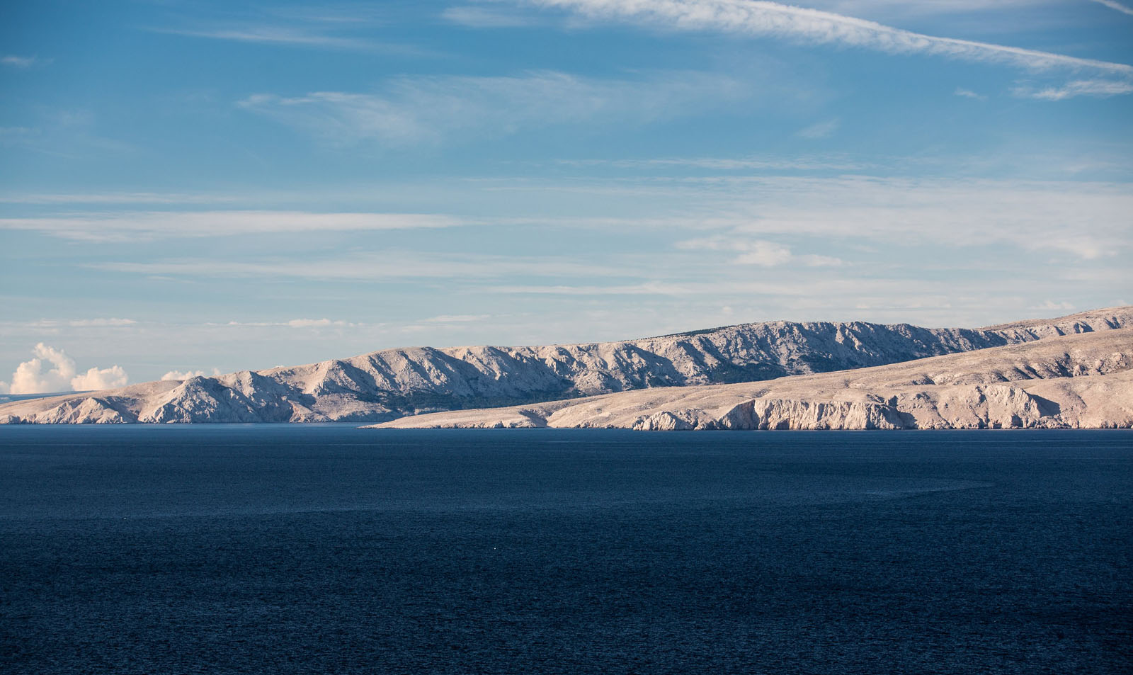 Velebit, 231114.
Susret hladnog zraka s kontinenta i vedrog vremena na moru ovih su dana cesta pojava u podrucju Sjevernog Velebita.
Foto: Ivan Lackovic / Cropix