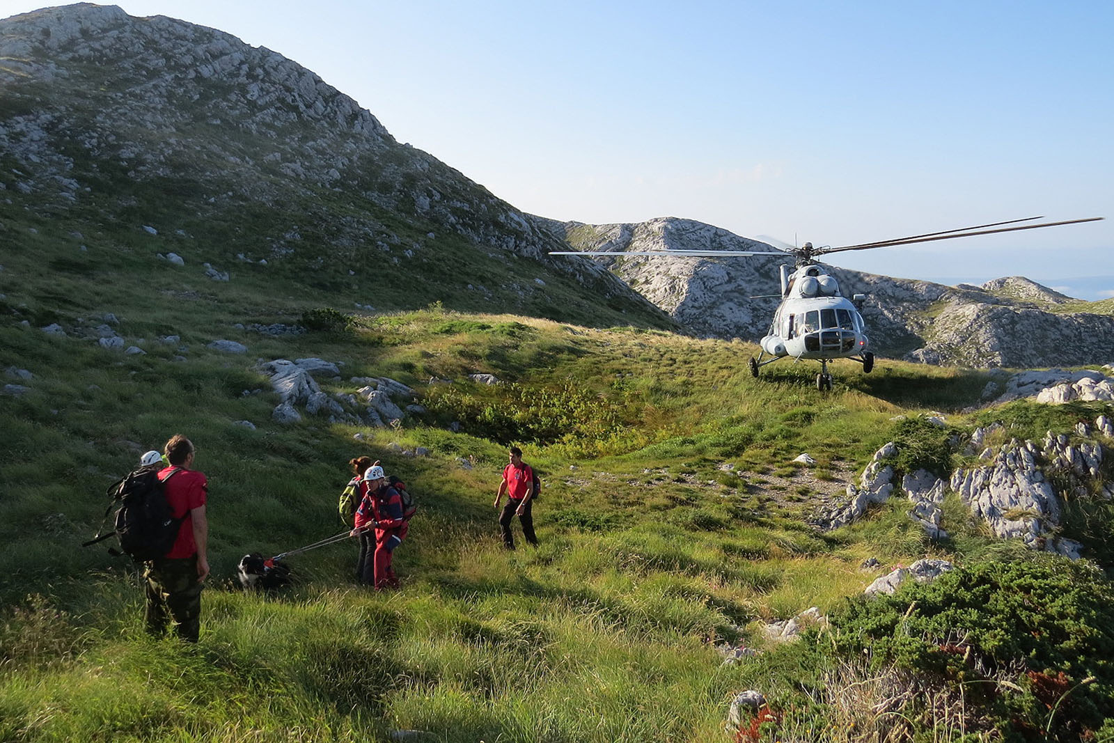 Makarska, 050714.
Drugi dan potrazne akcije HGSS-a na planini Biokovo iznad Makarske u kojoj se traga poljskim drzavljanom koji se 3. kolovoza uputio na planinu iz mjesta Krvavica. Akcija traje od jutros, a u njoj ucestvuje 53 pripadnika GSS-a s cetri potrazna psa i helikopter HRZ-a koji je preveo 9 grupa spasioca na planinu dok su tri grupe pretrazivale nize djelove. U potrazi ucestvuju stanice GSS-a Makarska, Zadar, Sibenik, Split, Orebic, Dubrovnik, Gospic i Cakovec.
Na fotografiji: Pripadnci GSS-a u potraznoj akciji na planini Biokovo.
Foto: HGSS Makarska