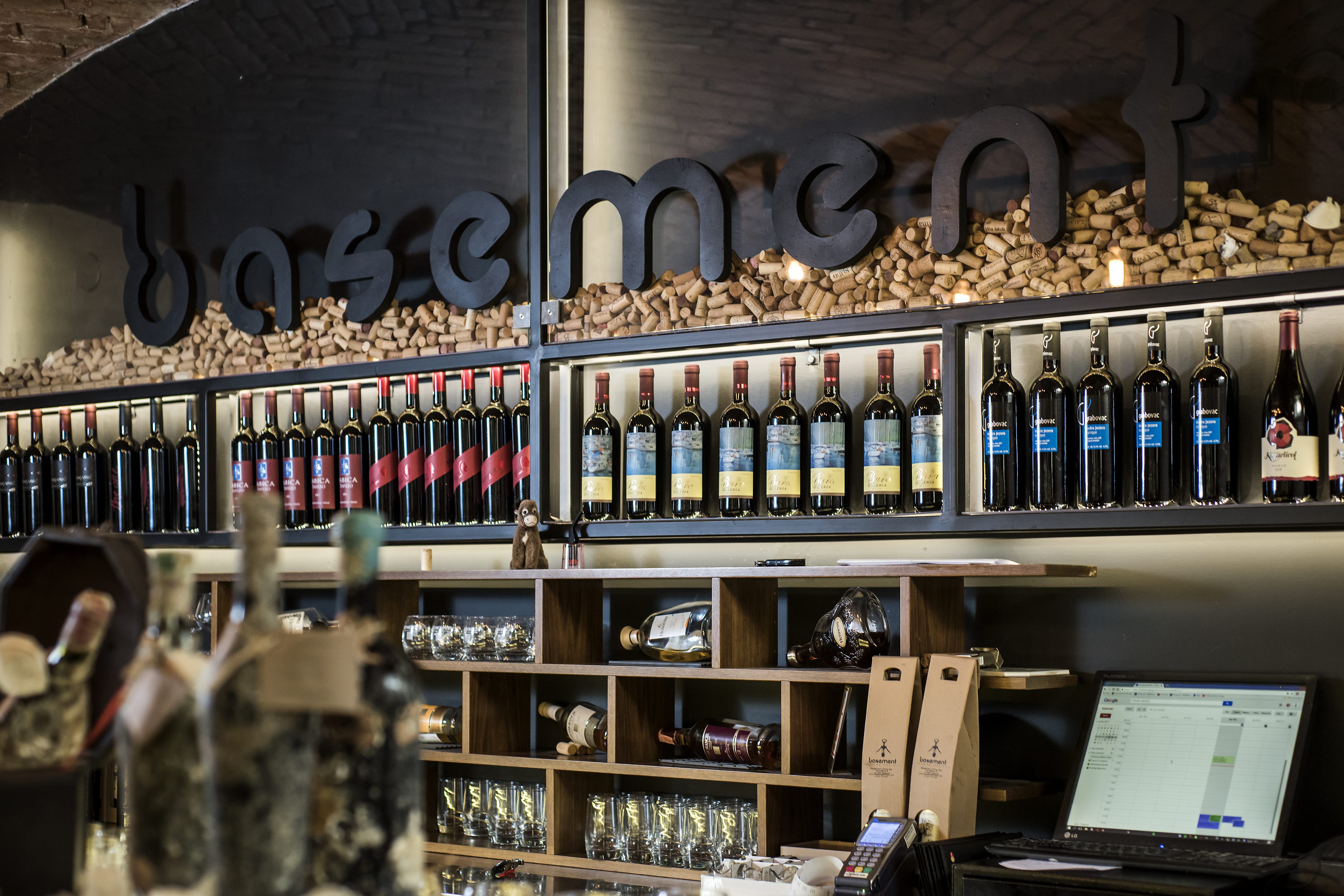 Zagreb, 190517. 
Basement wine bar u Tomicevoj ulici od nedavno u ponudi ima i riblje plate.
Foto: Neja Markicevic / CROPIX
