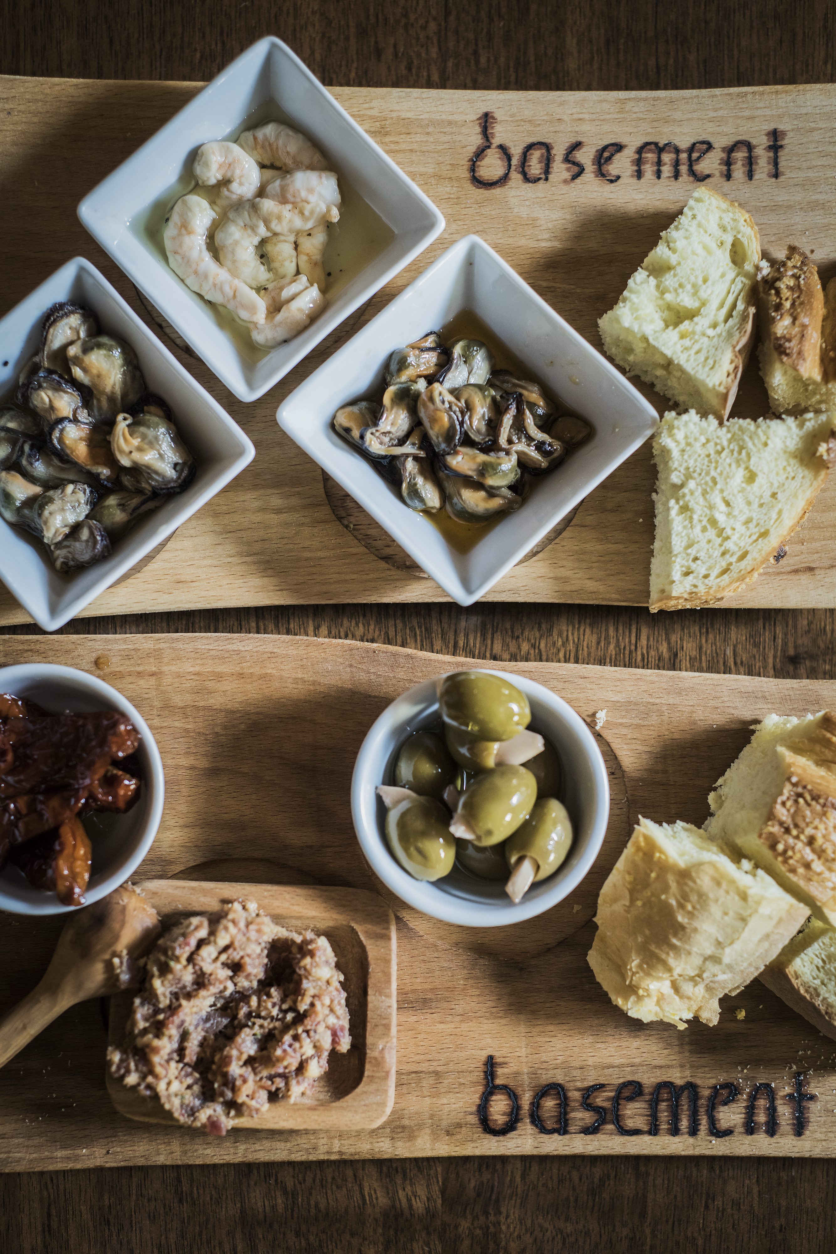 Zagreb, 190517. 
Basement wine bar u Tomicevoj ulici od nedavno u ponudi ima i riblje plate.
Foto: Neja Markicevic / CROPIX