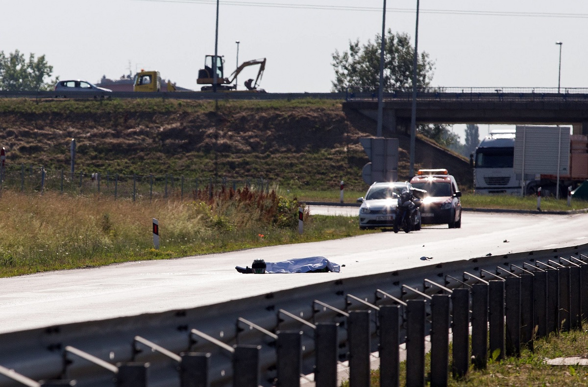 Osijek, 090617.Policijski ocevid na mjestu prometne nesrece na osjeckoj obilaznici u kojoj je smrtno stradao motociklist. Obilaznica je za vrijeme policijskog ocevida bila zatvorena a promet se odvijeo obilaznim putem.Foto: Emica Elvedji / CROPIX