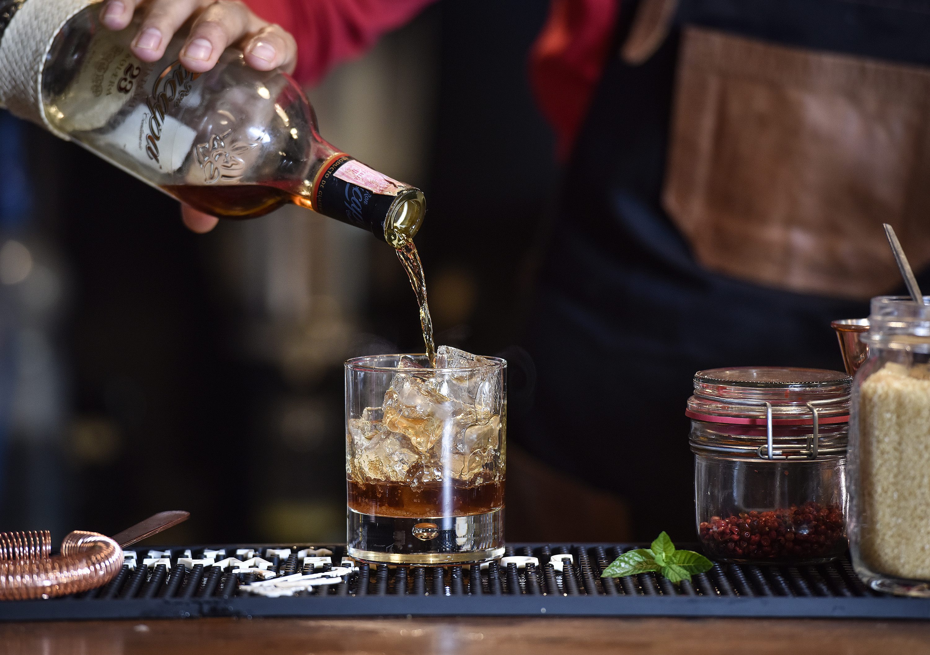 Zagreb, 260617.
Marin Nekic pokretac je Nekic Barology Cocktail Studia i skole za barmene a u Papas baru priprema ljetne koktele.
Foto: Sandra Simunovic / CROPIX