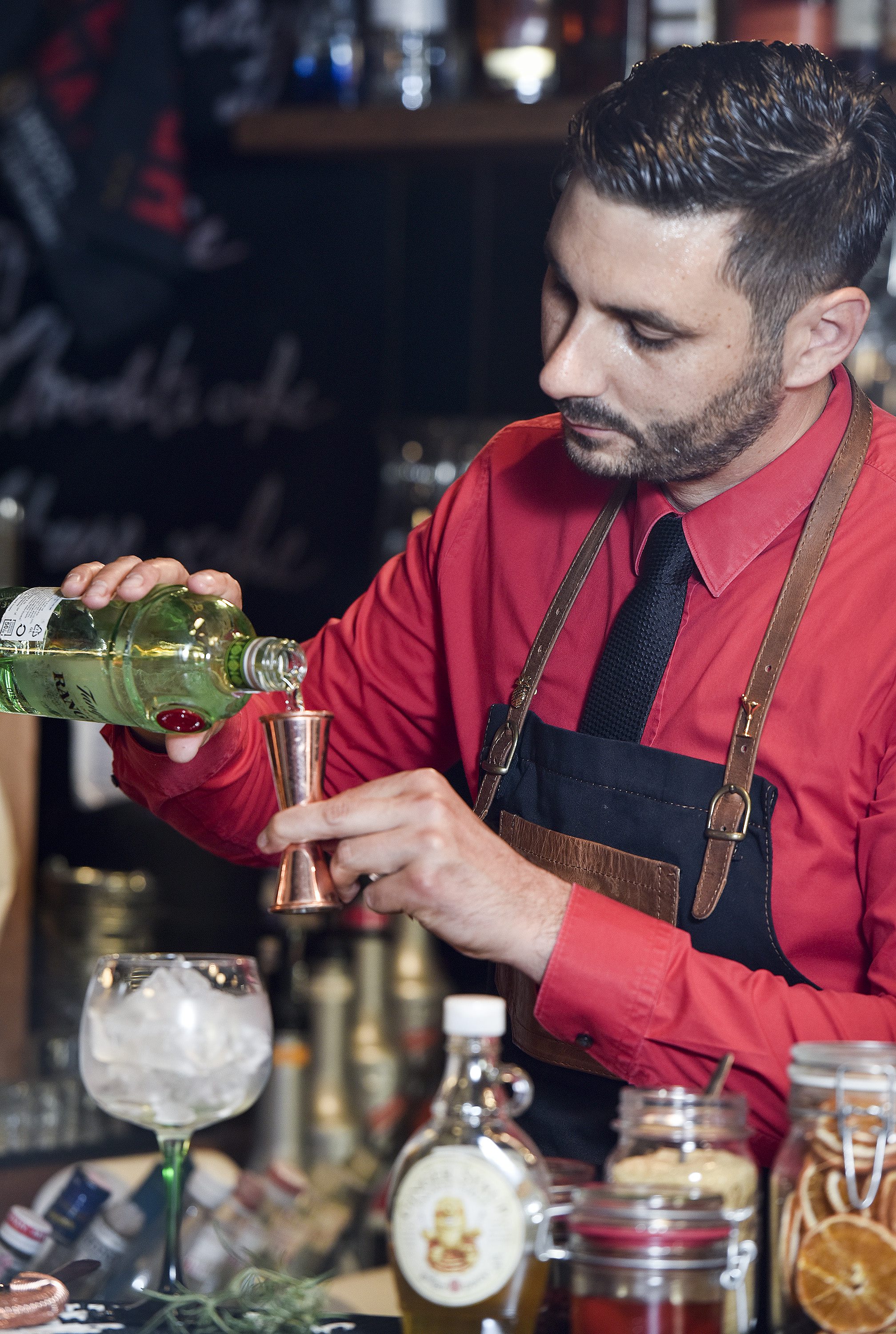 Zagreb, 260617.
Marin Nekic pokretac je Nekic Barology Cocktail Studia i skole za barmene a u Papas baru priprema ljetne koktele.
Foto: Sandra Simunovic / CROPIX