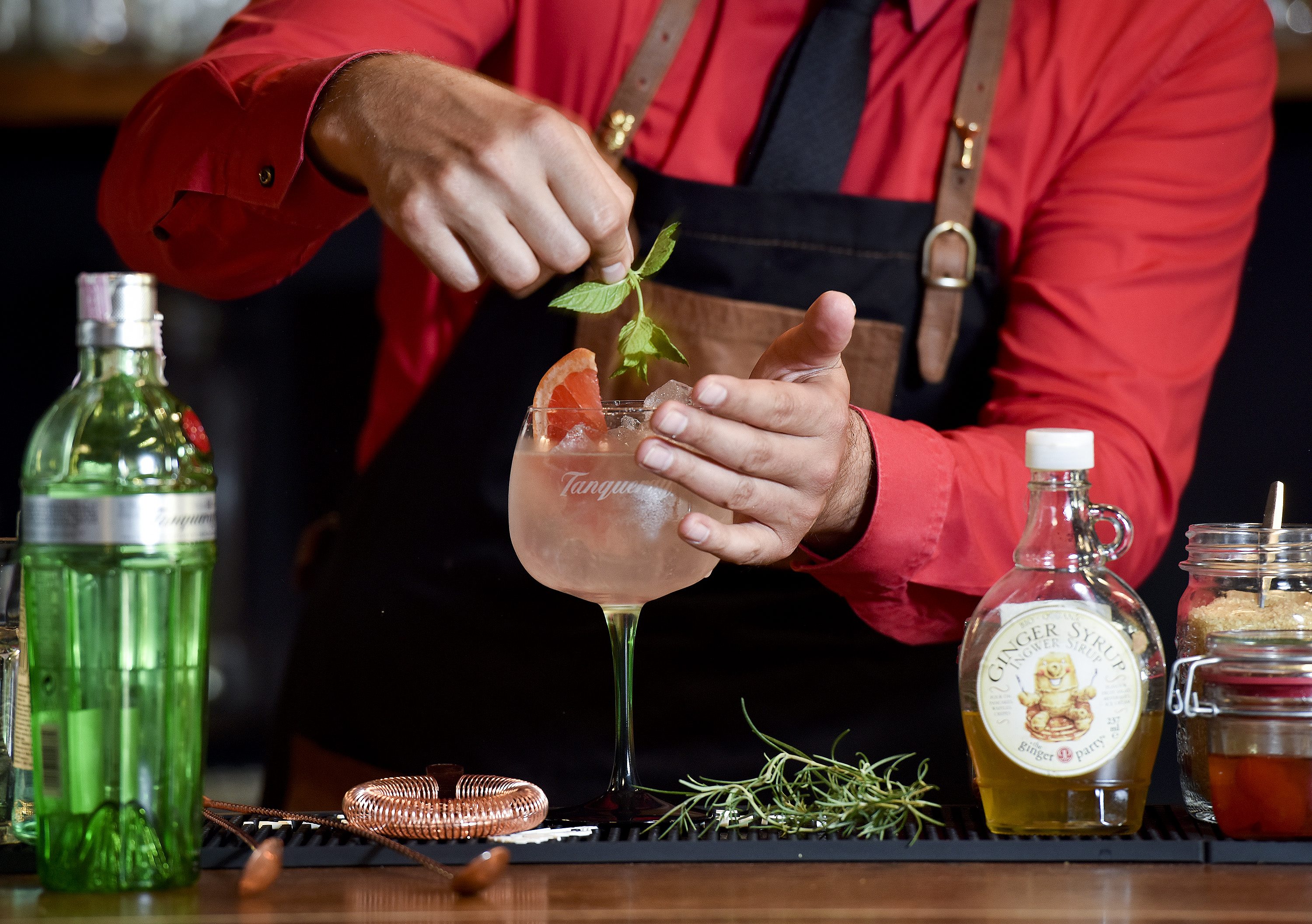 Zagreb, 260617.
Marin Nekic pokretac je Nekic Barology Cocktail Studia i skole za barmene a u Papas baru priprema ljetne koktele.
Foto: Sandra Simunovic / CROPIX