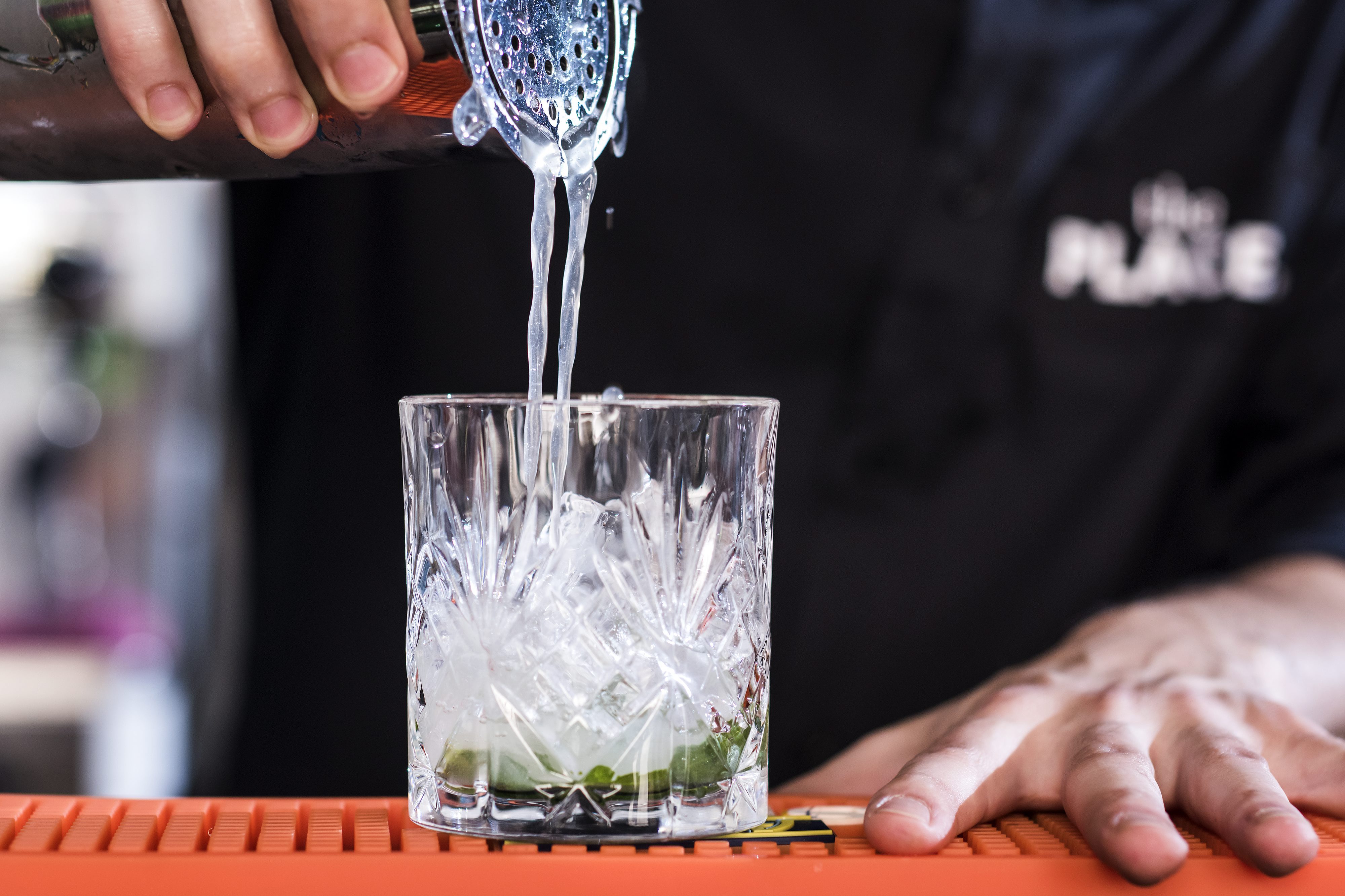 Zagreb, 220517. 
Kafic The Place u Teslinoj ulici u ponudi ima nekoliko novih koktela koje je osmislio njihov barmen Daniel Dilber.
Foto: Neja Markicevic / CROPIX