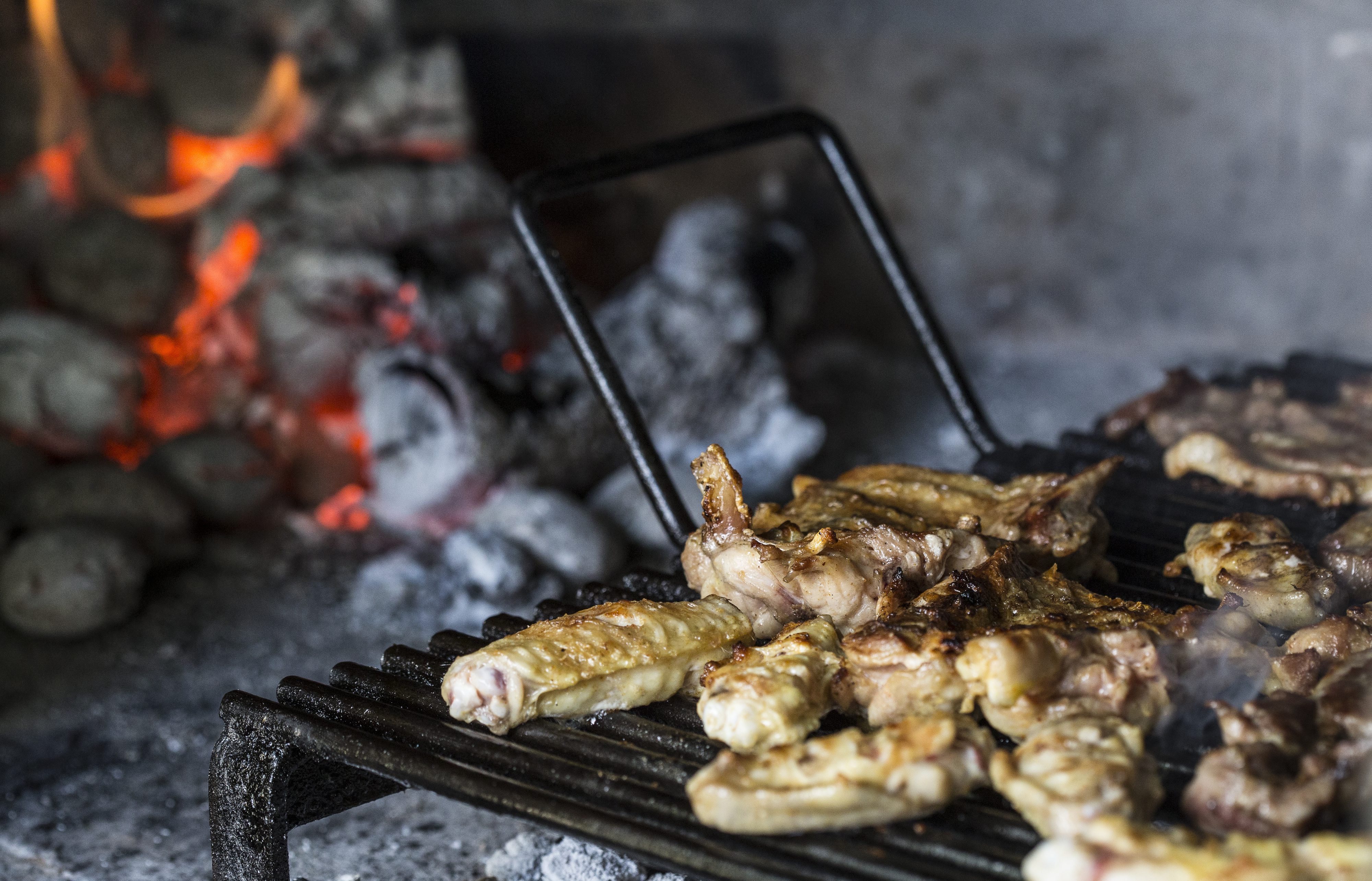 Makarska,160817.
Trubac Stipe Madjor Bozinovic priprema  rostilj i salsu od pomidora za prijatelje iz grupe Pavel i Vatra i clanove njihove obitelji.
Na fotografiji: Piletina na gradelama.
Foto: Bozidar Vukicevic / CROPIX