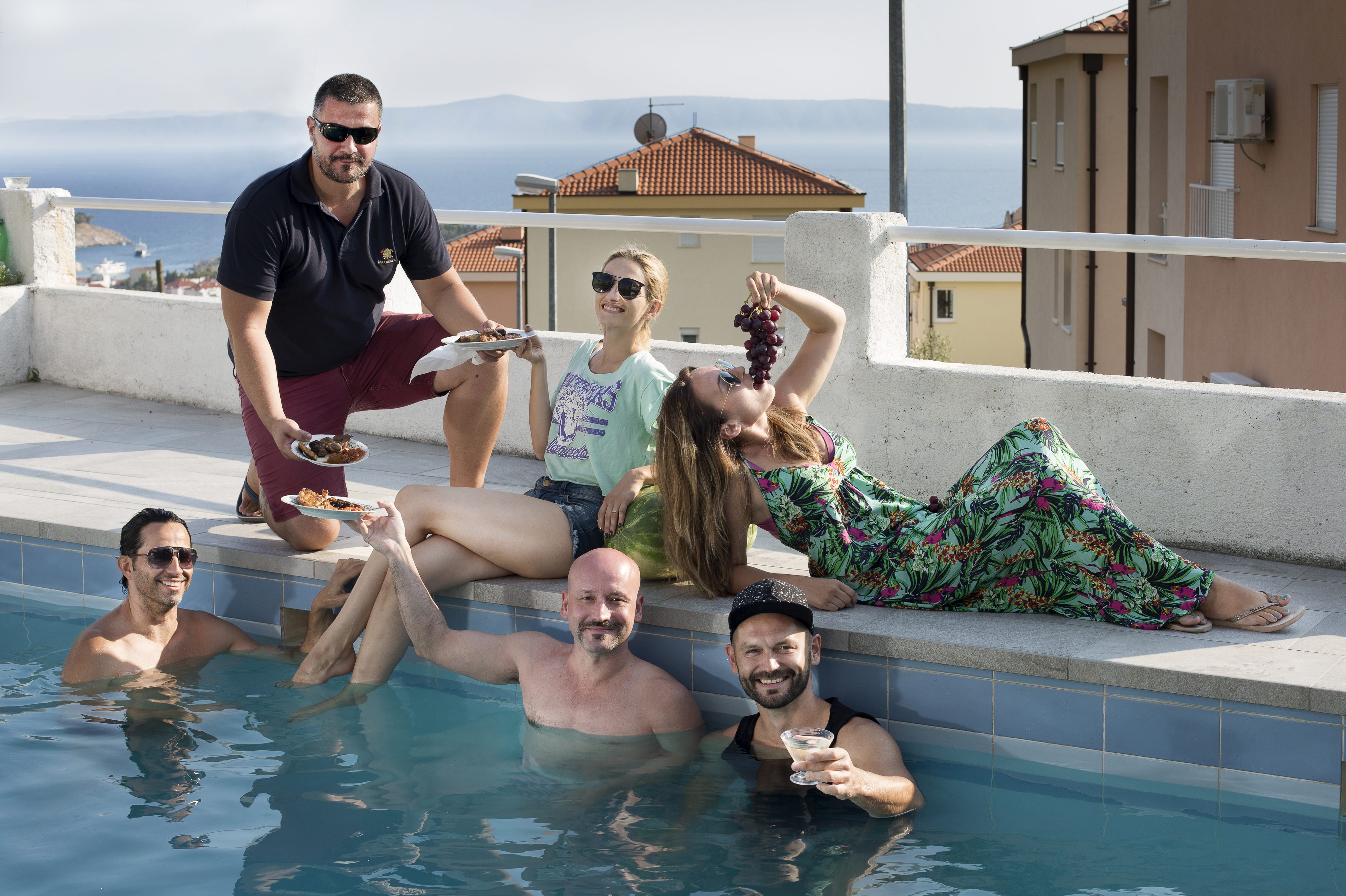 Makarska,160817.
Trubac Stipe Madjor Bozinovic priprema  rostilj i salsu od pomidora za prijatelje iz grupe Pavel i Vatra i clanove njihove obitelji.
Na fotografiji: Stipe Madjor sa Deanom, Antonijom i Aljosom iz grupe Pavel i Ivanom i Irenom iz Vatre.
Foto: Bozidar Vukicevic / CROPIX