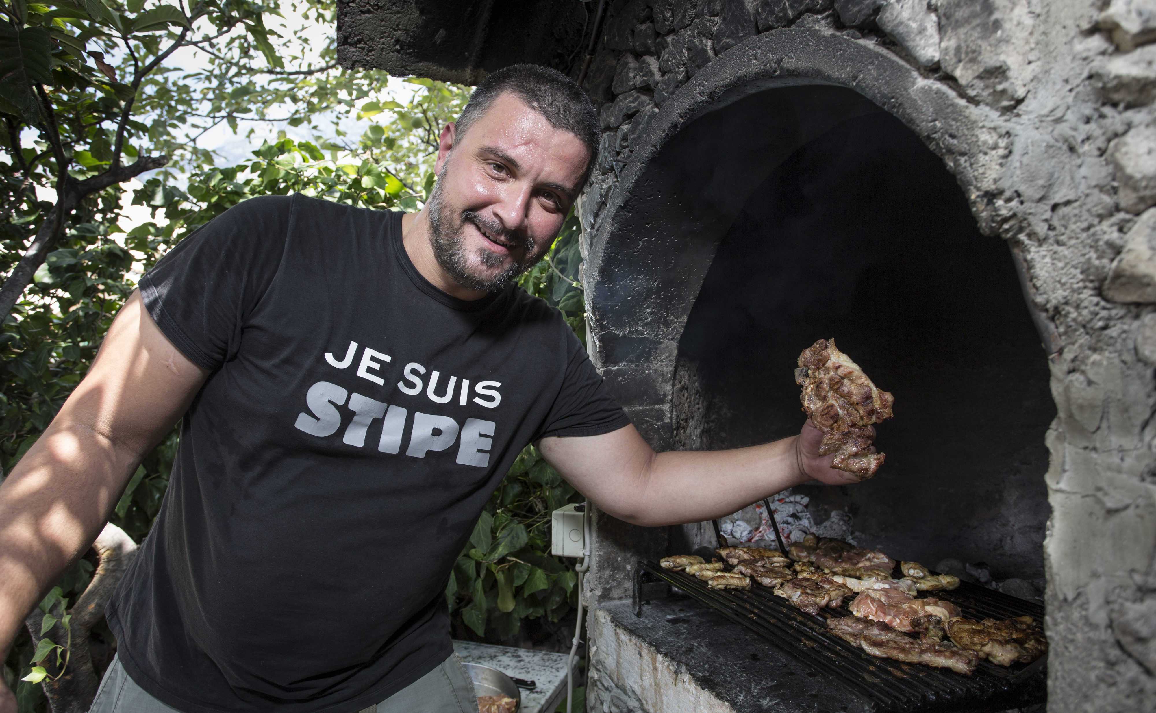 Makarska,160817.
Trubac Stipe Madjor Bozinovic priprema  rostilj i salsu od pomidora za prijatelje iz grupe Pavel i Vatra i clanove njihove obitelji.
Na fotografiji: rucak.
Foto: Bozidar Vukicevic / CROPIX