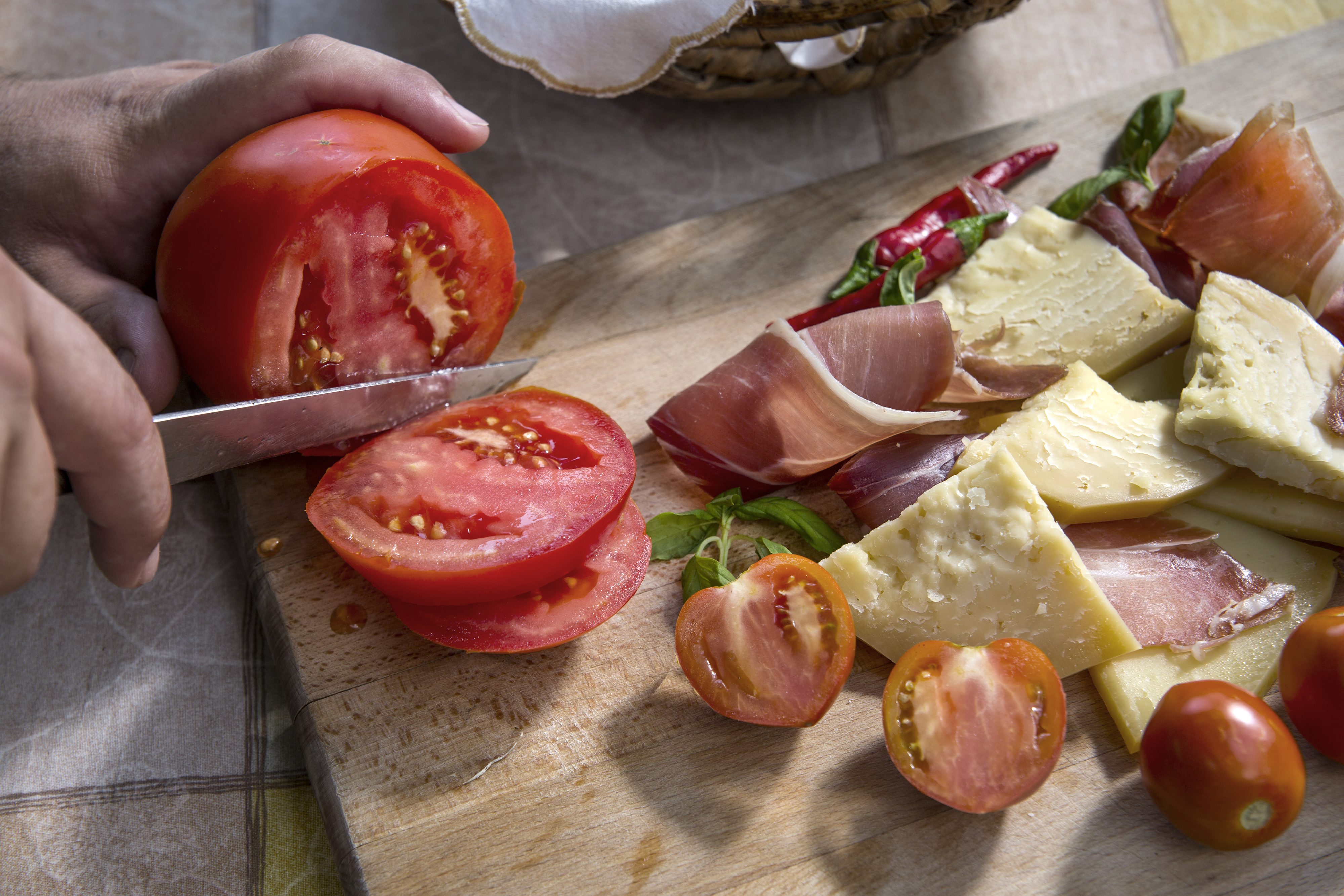 Makarska,160817.
Trubac Stipe Madjor Bozinovic priprema  rostilj i salsu od pomidora za prijatelje iz grupe Pavel i Vatra i clanove njihove obitelji.
Na fotografiji: Domaci prsut , sir i grasevina pravljena u Dalmaciji.
Foto: Bozidar Vukicevic / CROPIX