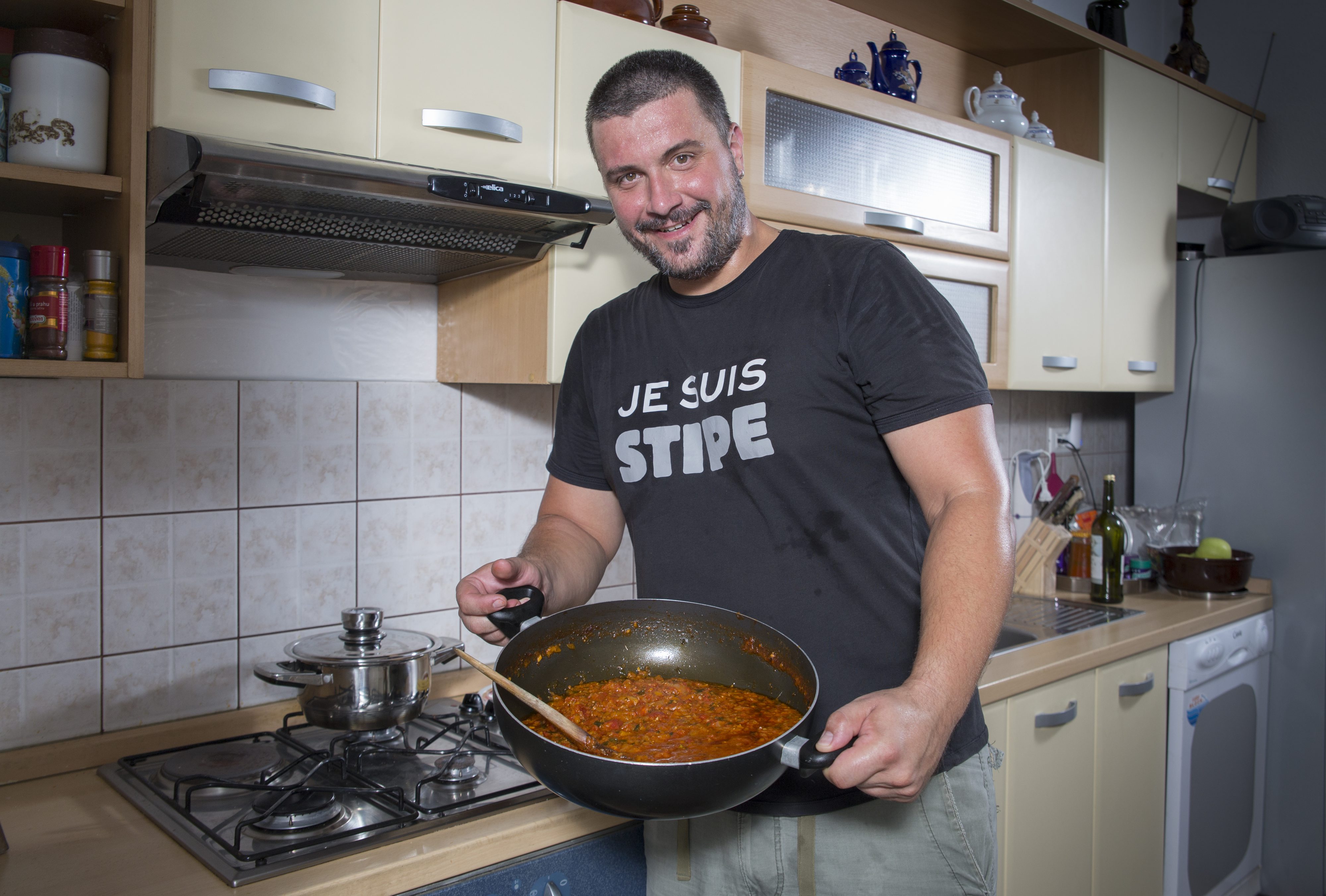 Makarska,160817.
Trubac Stipe Madjor Bozinovic priprema  rostilj i salsu od pomidora za prijatelje iz grupe Pavel i Vatra i clanove njihove obitelji.
Foto: Bozidar Vukicevic / CROPIX