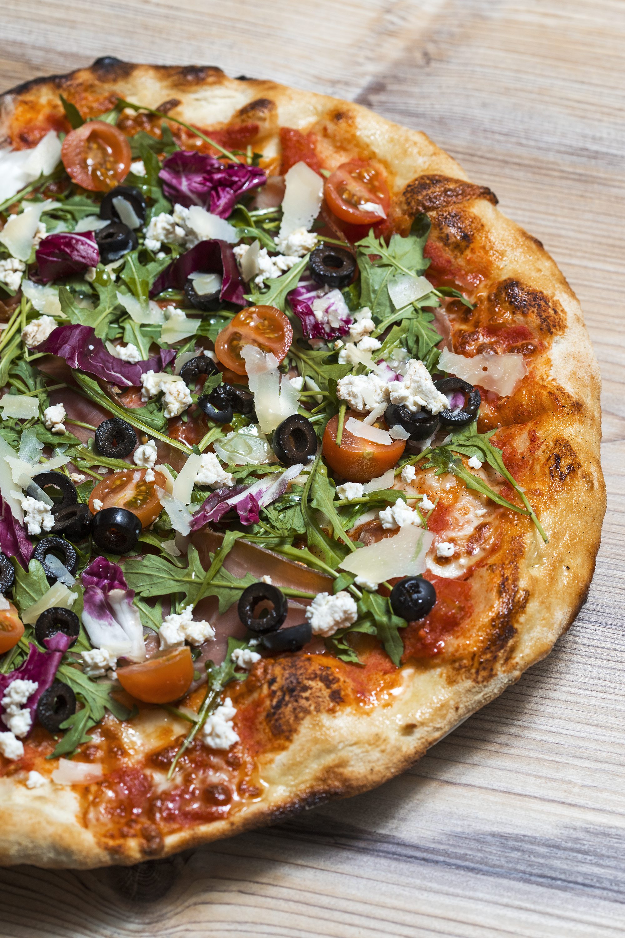 Zagreb, 020218.
Trg J.F. Kennedy.
Bistro Urban.
Pizza s maslinama, prsutom i dimljenim sirom.
Foto: Biljana Blivajs / CROPIX