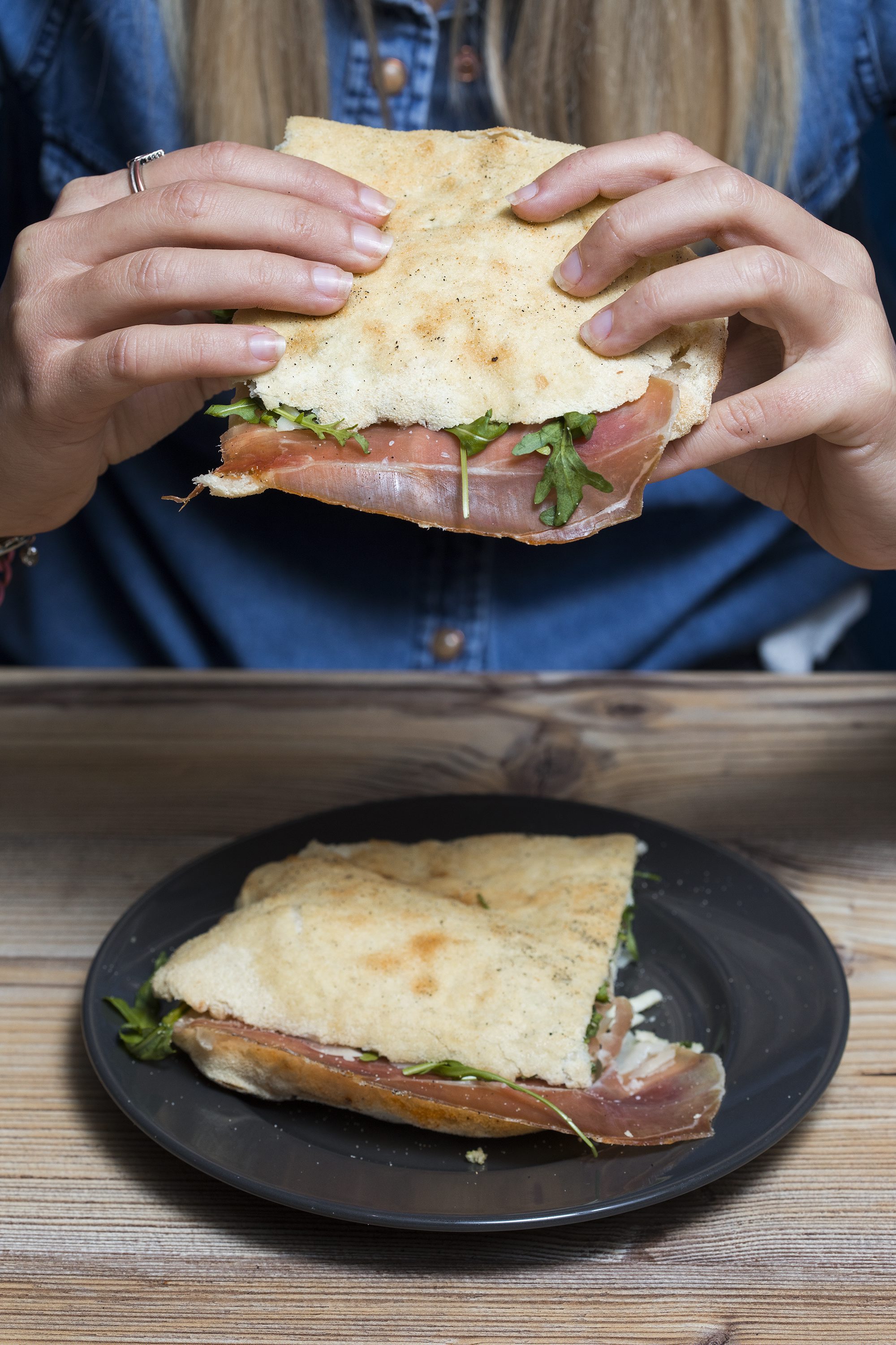 Zagreb, 020218.
Trg J.F. Kennedy.
Bistro Urban.
Sendvic s drniskim prsutom i sirom.
Foto: Biljana Blivajs / CROPIX