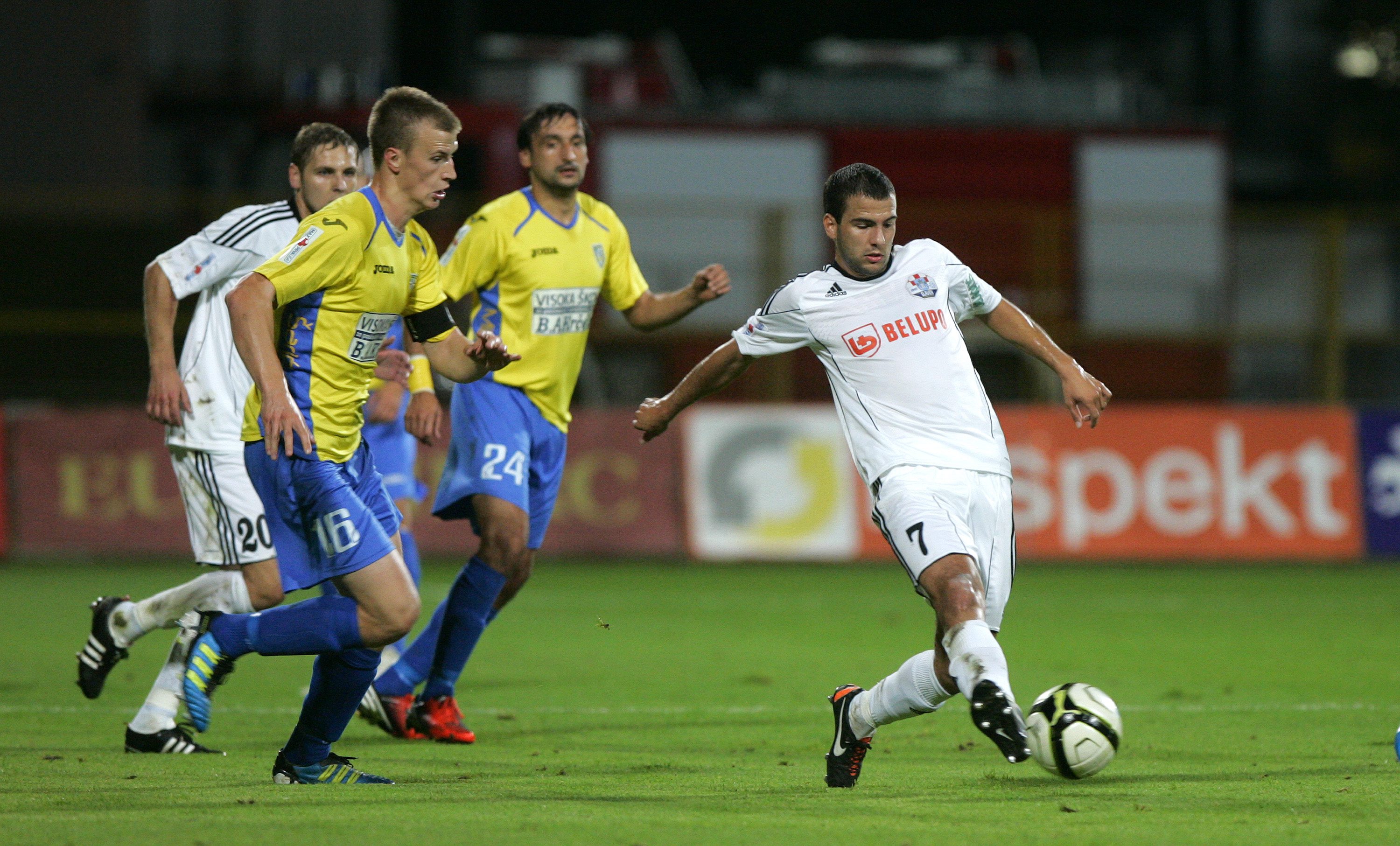 Zapresic, 290912.
SRC Zapresic.
Nogometna utakmica prve HNL: NK Iner Zapresic - NK Slaven Belupo.
Na fotografiji: Dario Canadzija, Belupo.
Foto: Ranko Suvar / CROPIX