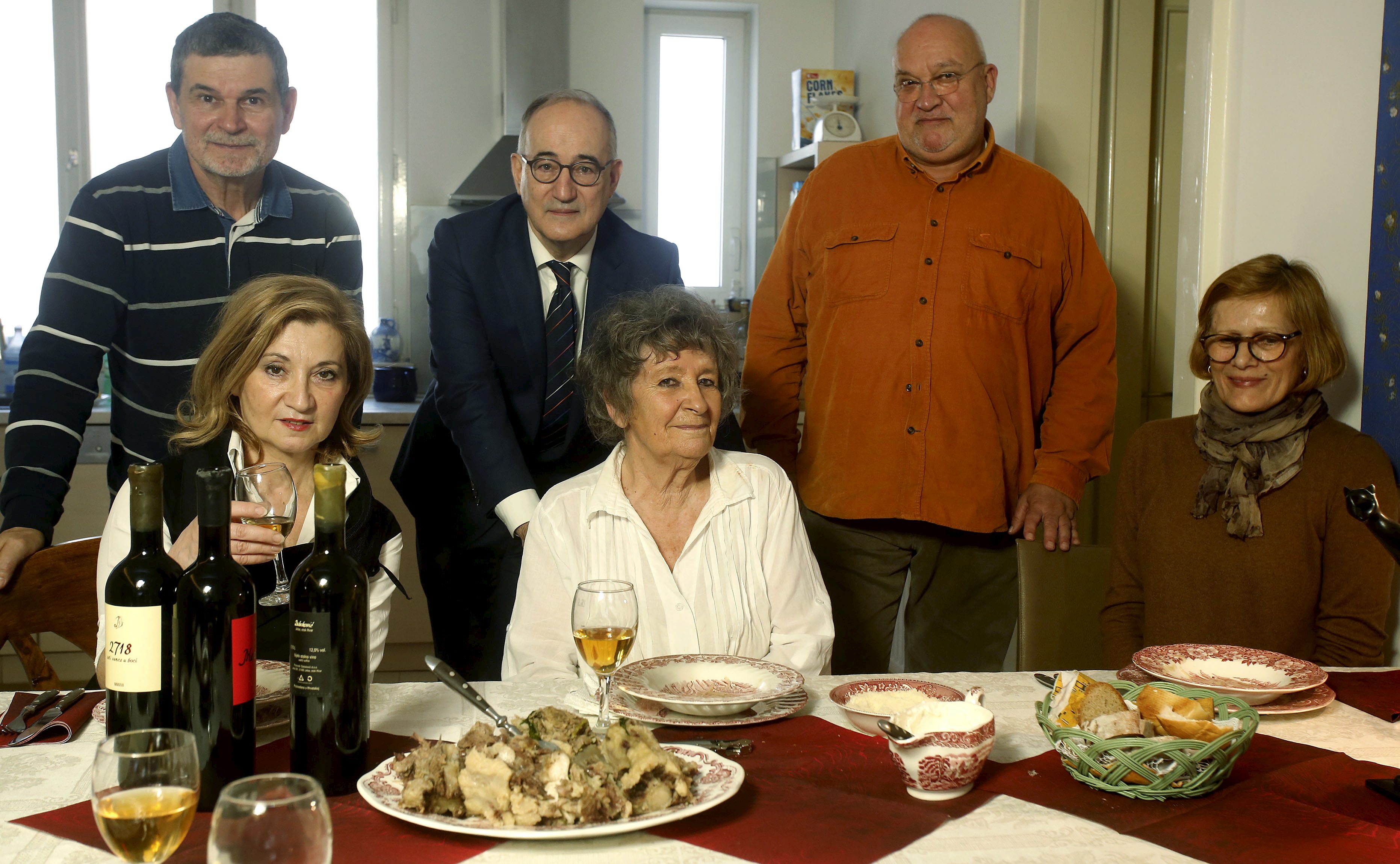 Zagreb, 170418.  
Pod zidom 4.
Kiparica Marija Ujevic Galetovic spremila je rucak za svoje prijatelje.
Na fotografiji: Petar Barisic, Drago Stambuk, Radovan Marcic, Mirjana Dugandzija, Marija Ujevic Galetovic, Marija Barisic.
Foto: Damjan Tadic / CROPIX 

 
 
 
 
                                                                                                                                                                                                                                                                    