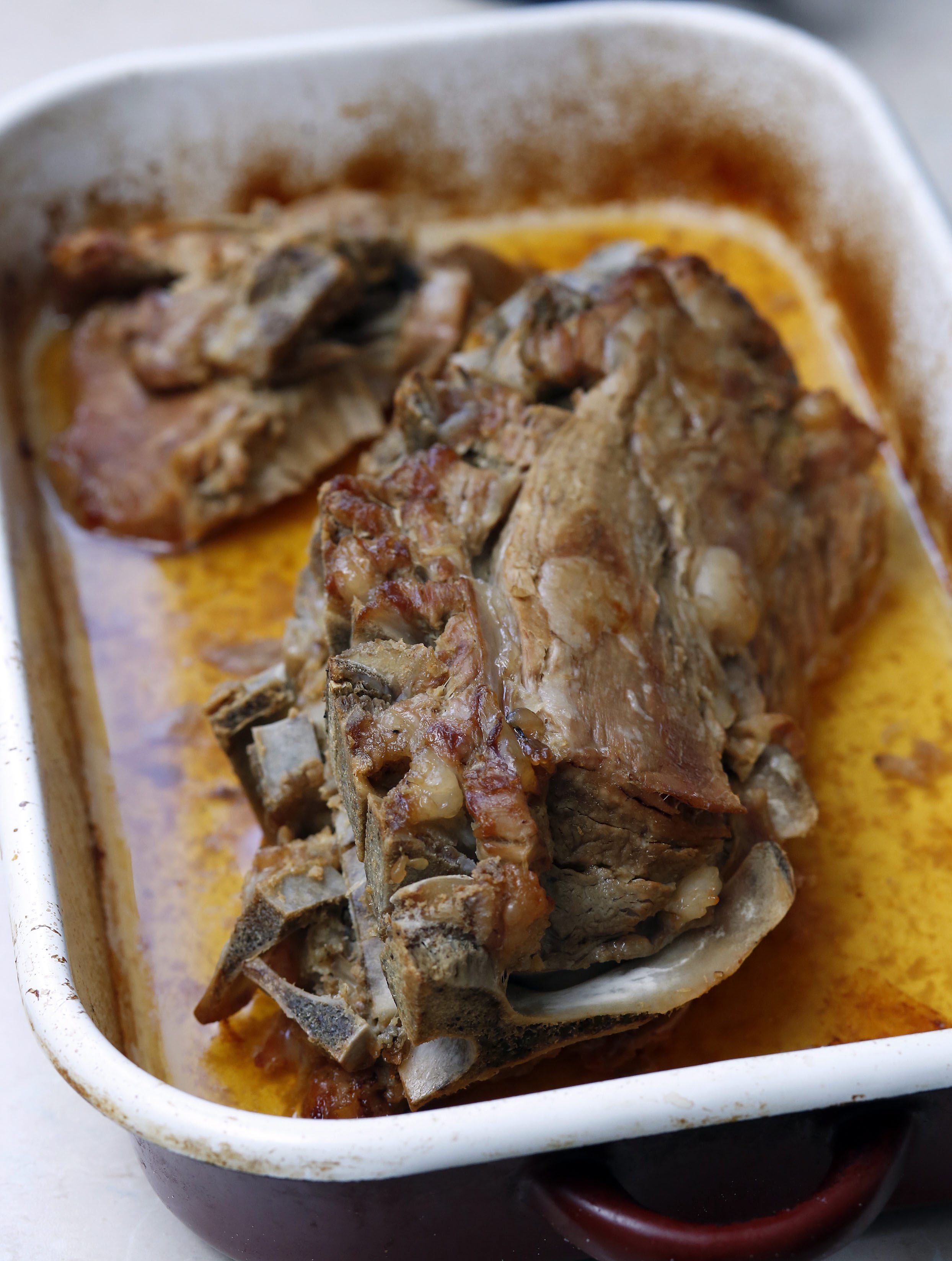 Zagreb, 170418.  
Pod zidom 4.
Kiparica Marija Ujevic Galetovic spremila je rucak za svoje prijatelje.
Na fotografiji: meso.
Foto; Damjan Tadic / CROPIX 

 
 
 
 
                                                                                                                                                                                                                                                                    