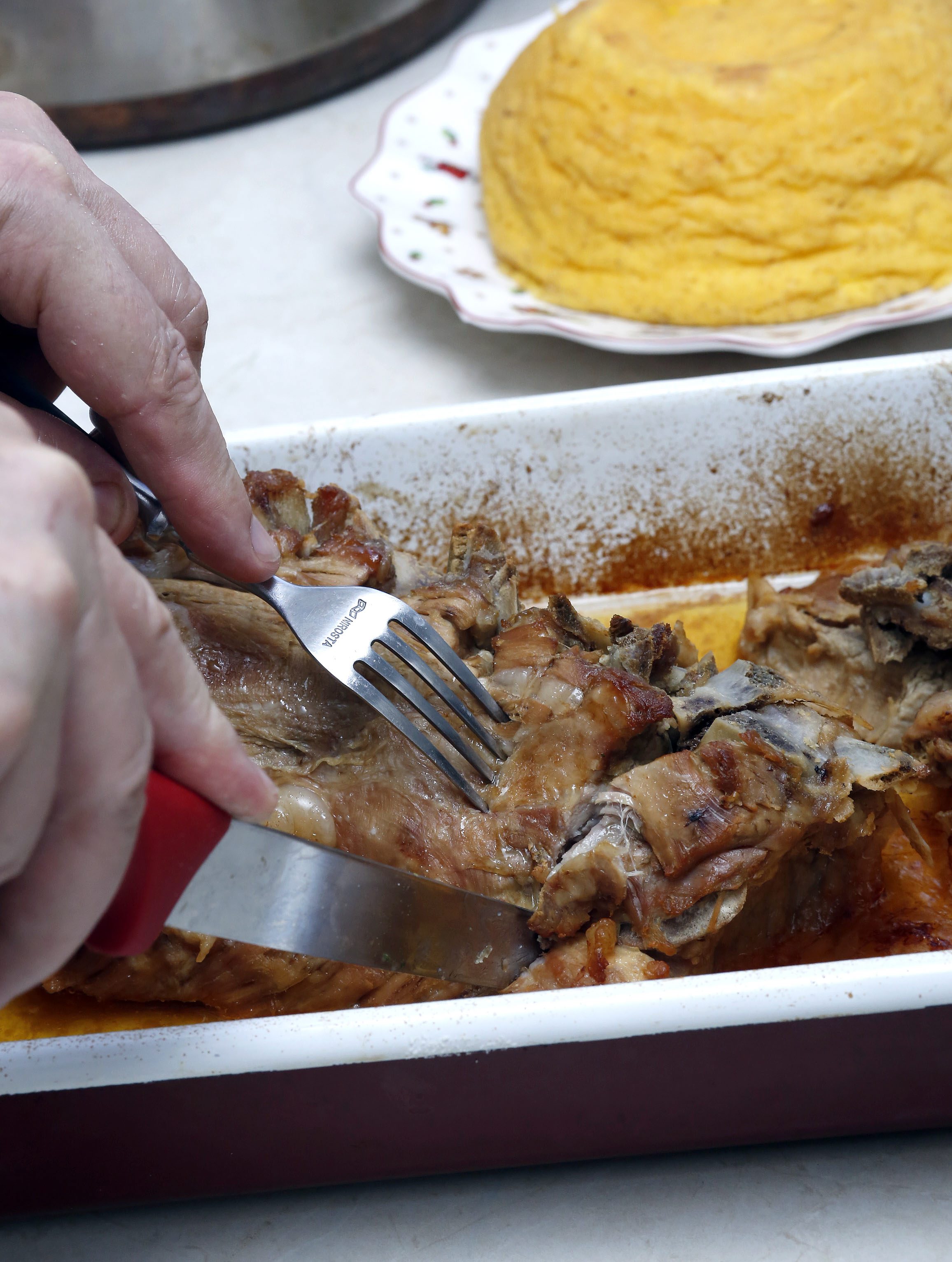 Zagreb, 170418.  
Pod zidom 4.
Kiparica Marija Ujevic Galetovic spremila je rucak za svoje prijatelje.
Na fotografiji: meso.
Foto; Damjan Tadic / CROPIX 

 
 
 
 
                                                                                                                                                                                                                                                                    
