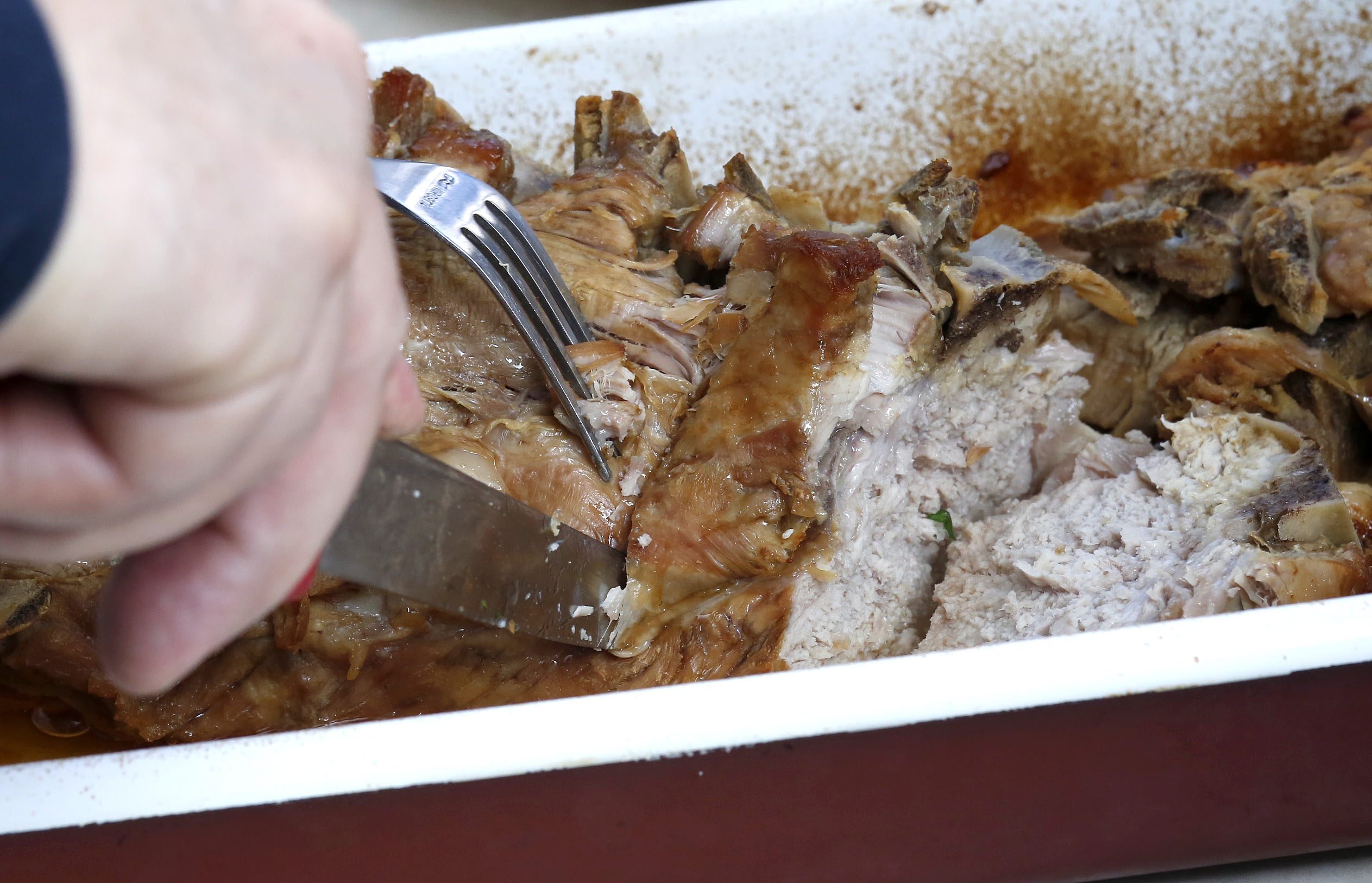 Zagreb, 170418.  
Pod zidom 4.
Kiparica Marija Ujevic Galetovic spremila je rucak za svoje prijatelje.
Na fotografiji: meso.
Foto; Damjan Tadic / CROPIX 

 
 
 
 
                                                                                                                                                                                                                                                                    