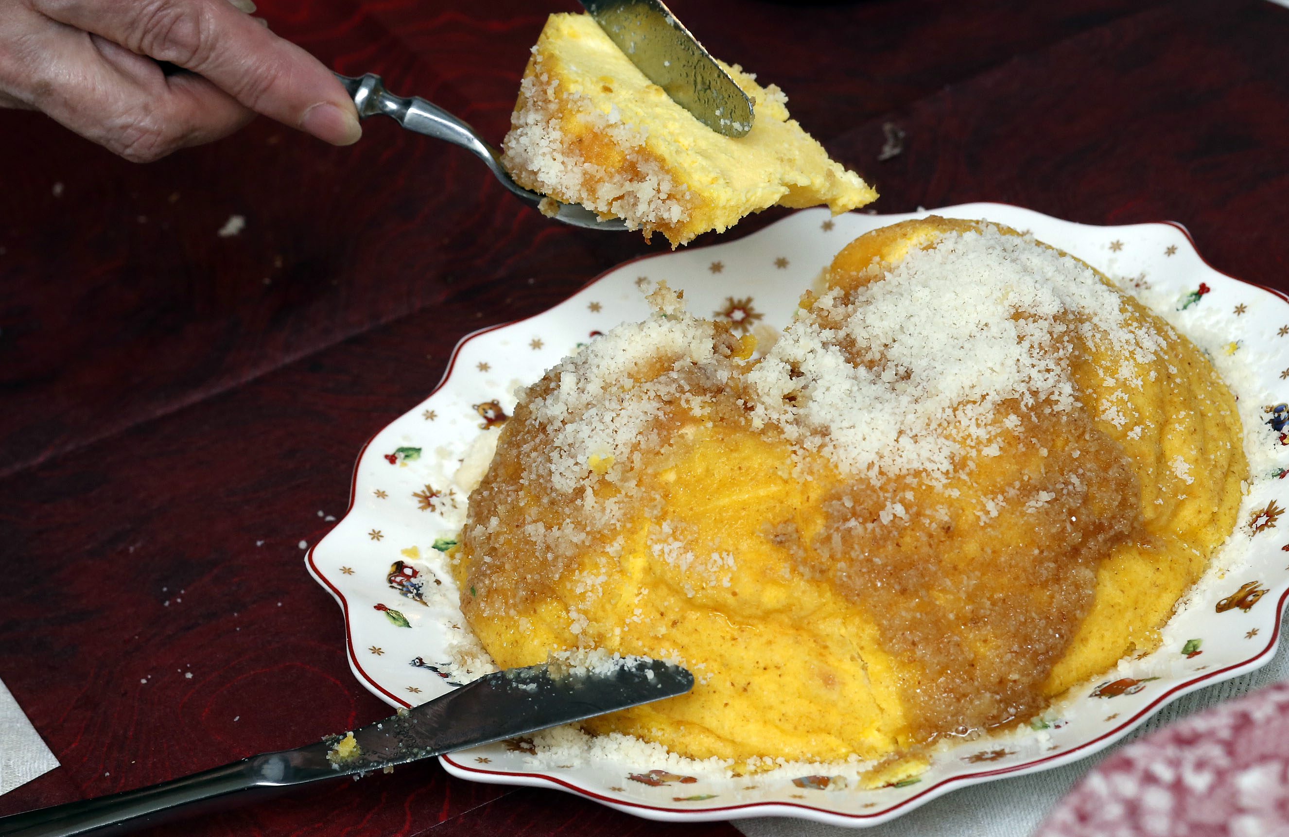 Zagreb, 170418.  
Pod zidom 4.
Kiparica Marija Ujevic Galetovic spremila je rucak za svoje prijatelje.
Na fotografiji: pinca.
Foto; Damjan Tadic / CROPIX 

 
 
 
 
                                                                                                                                                                                                                                                                    