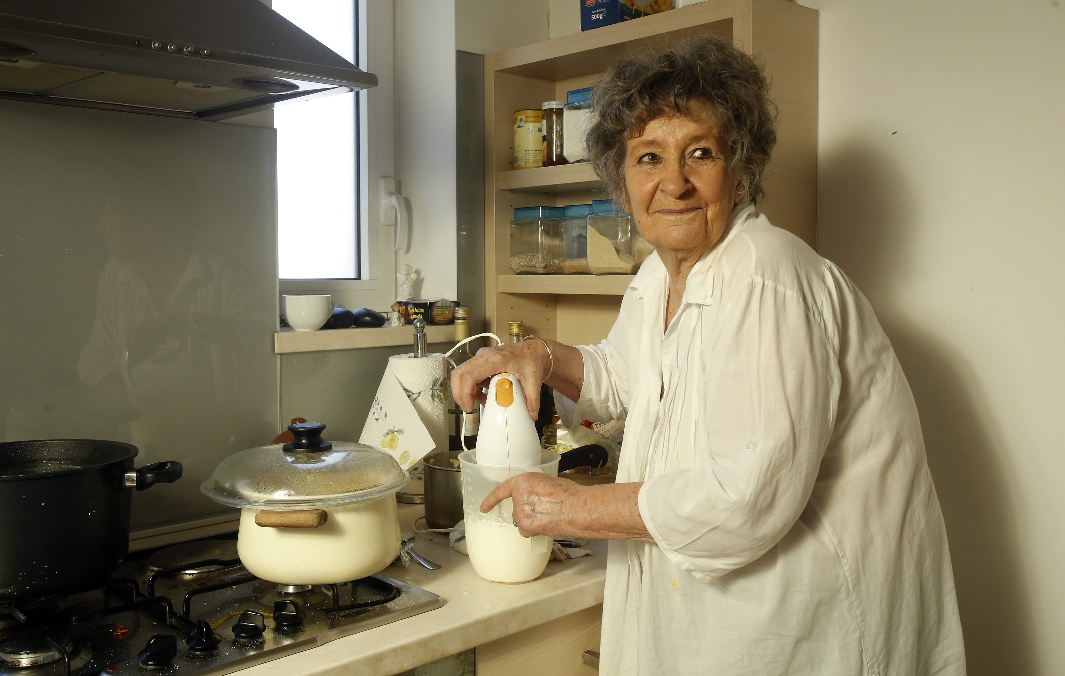 Zagreb, 170418.  
Pod zidom 4.
Kiparica Marija Ujevic Galetovic spremila je rucak za svoje prijatelje.
Na fotografiji: Marija Ujevic Galetovic.
Foto. Damjan Tadic / CROPIX 

 
 
 
 
                                                                                                                                                                                                                                                                    