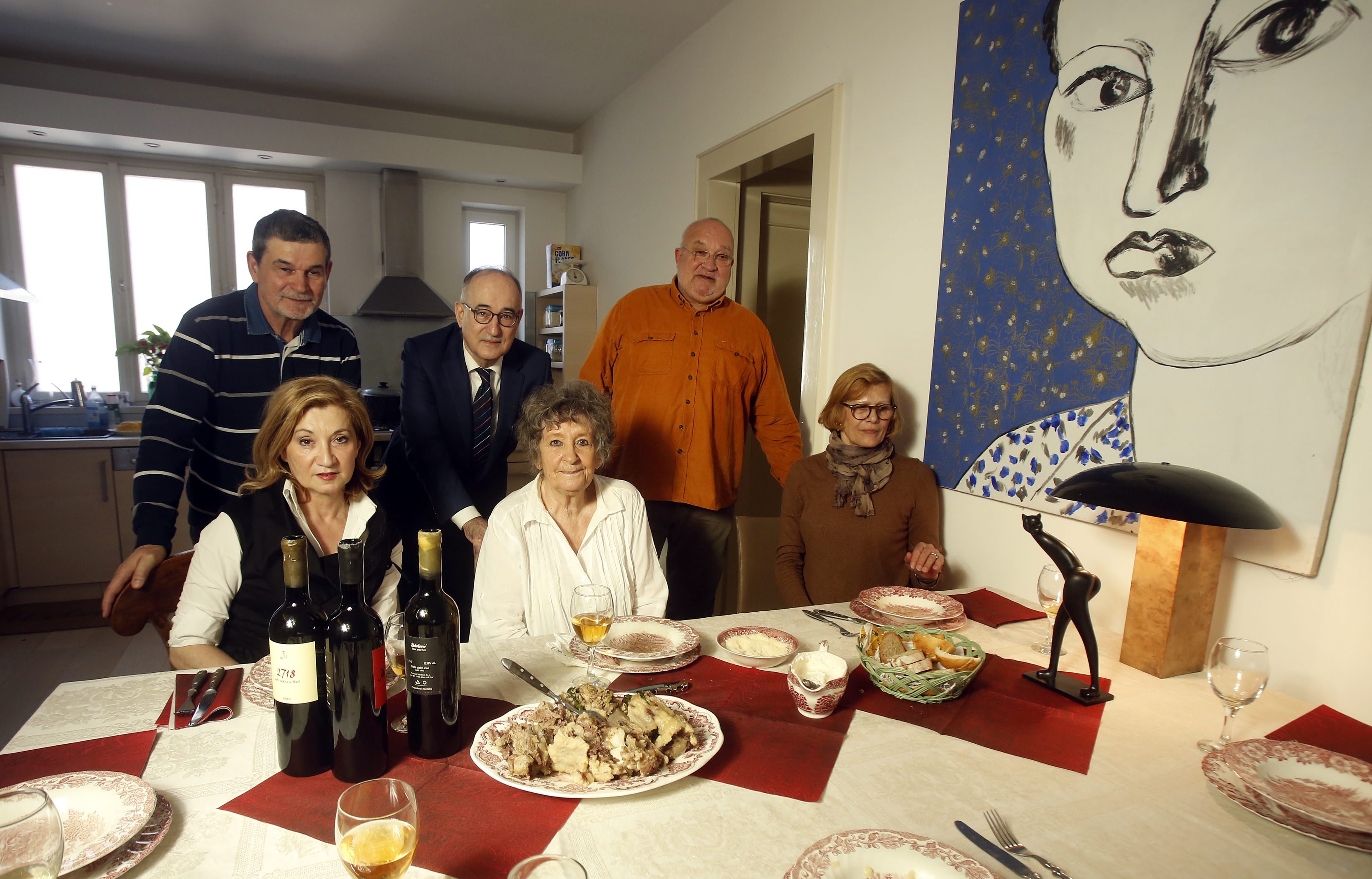 Zagreb, 170418.  
Pod zidom 4.
Kiparica Marija Ujevic Galetovic spremila je rucak za svoje prijatelje.
Na fotografiji: Petar Barisic, Drago Stambuk, Radovan Marcic, Marija Dugandzija, Marija Ujevic Galetovic, Marija Barisic.
Foto: Damjan Tadic / CROPIX 

 
 
 
 
                                                                                                                                                                                                                                                                    