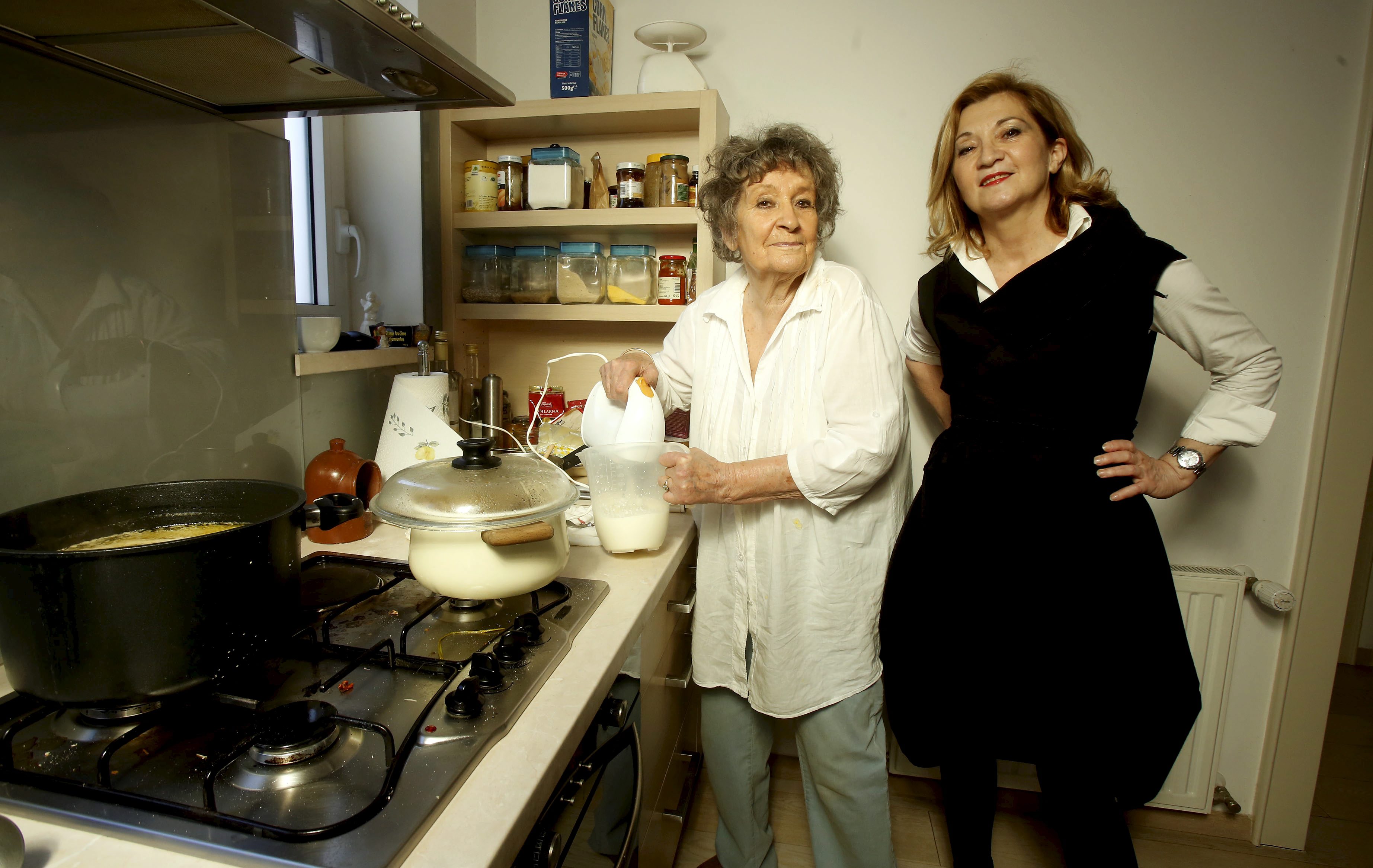 Zagreb, 170418.  
Pod zidom 4.
Kiparica Marija Ujevic Galetovic spremila je rucak za svoje prijatelje.
Na fotografiji: Marija Ujevic Galetovic, Marija Dugandzija.
Foto. Damjan Tadic / CROPIX 

 
 
 
 
                                                                                                                                                                                                                                                                    