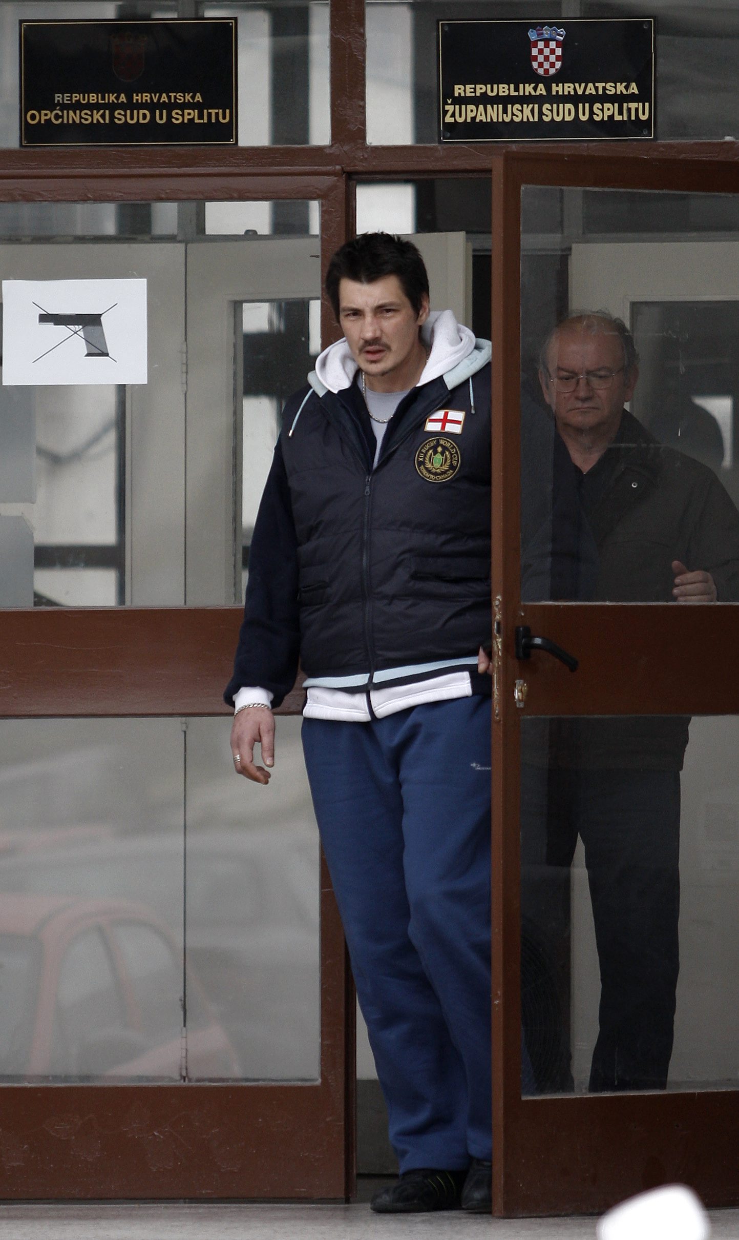 Split, 300108.
Jerko Boban izlazi iz Zupanijskog suda gdje je bio priveden zbog preprodaje droge.
Boban je pusten da se brani sa slobode.
Foto: Duje Klaric / CROPIX