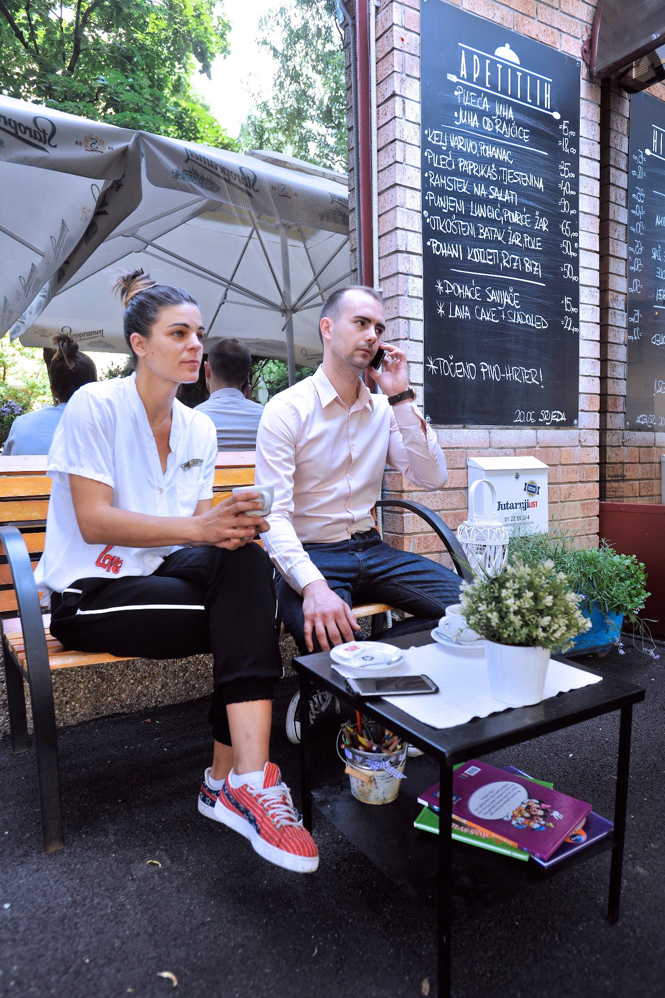 Zagreb, 200618.
Jakova Gotovca 2. 
Restoran Apetitlih.
Na fotografiji: Iva Goles i Tomislav Stipetic ispred restorana Apetitlih.
Foto: Krasnodar Persun / CROPIX