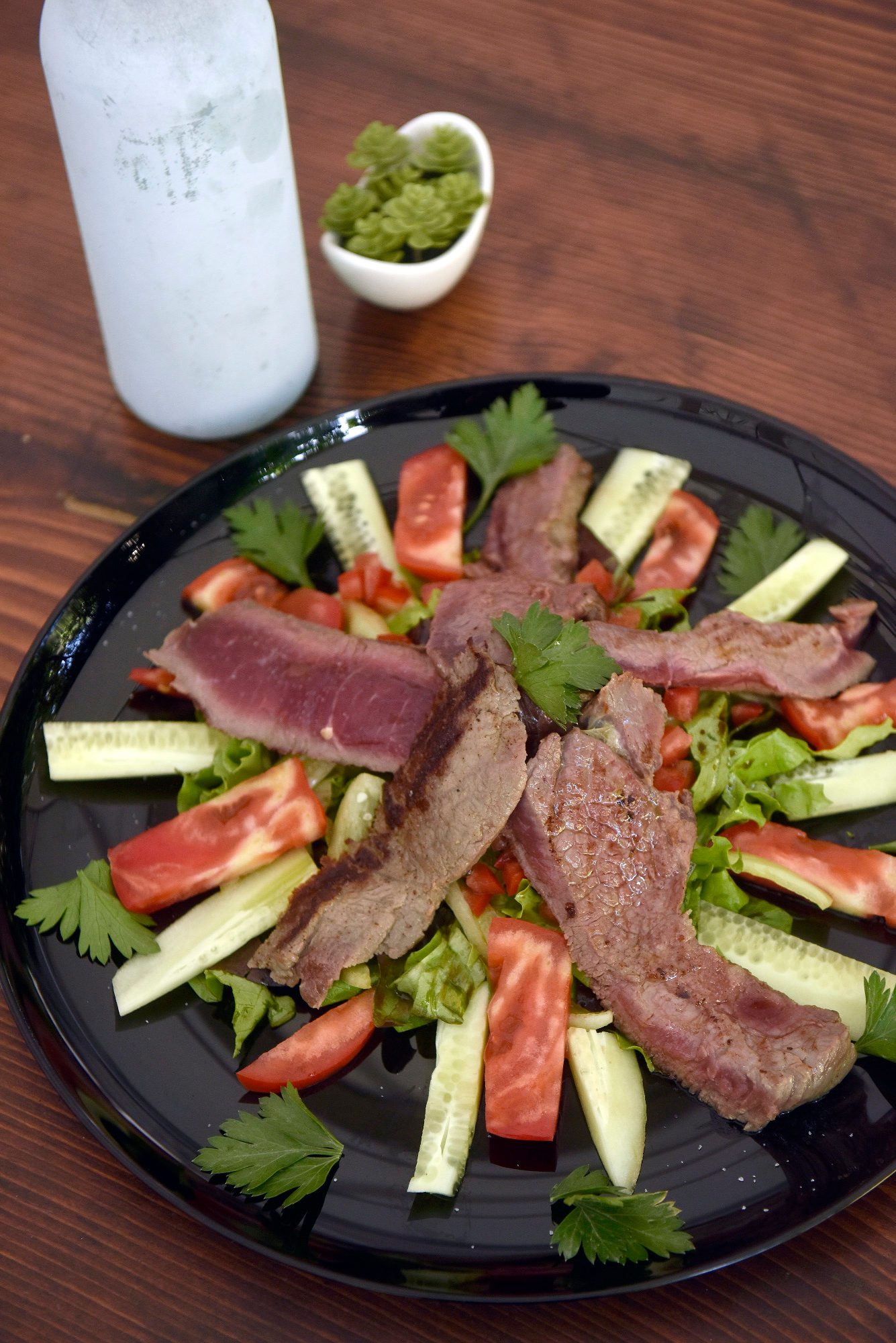 Zagreb, 200618.
Jakova Gotovca 2. 
Restoran Apetitlih.
Na fotografiji: ramstek na salatu.
Foto: Krasnodar Persun / CROPIX