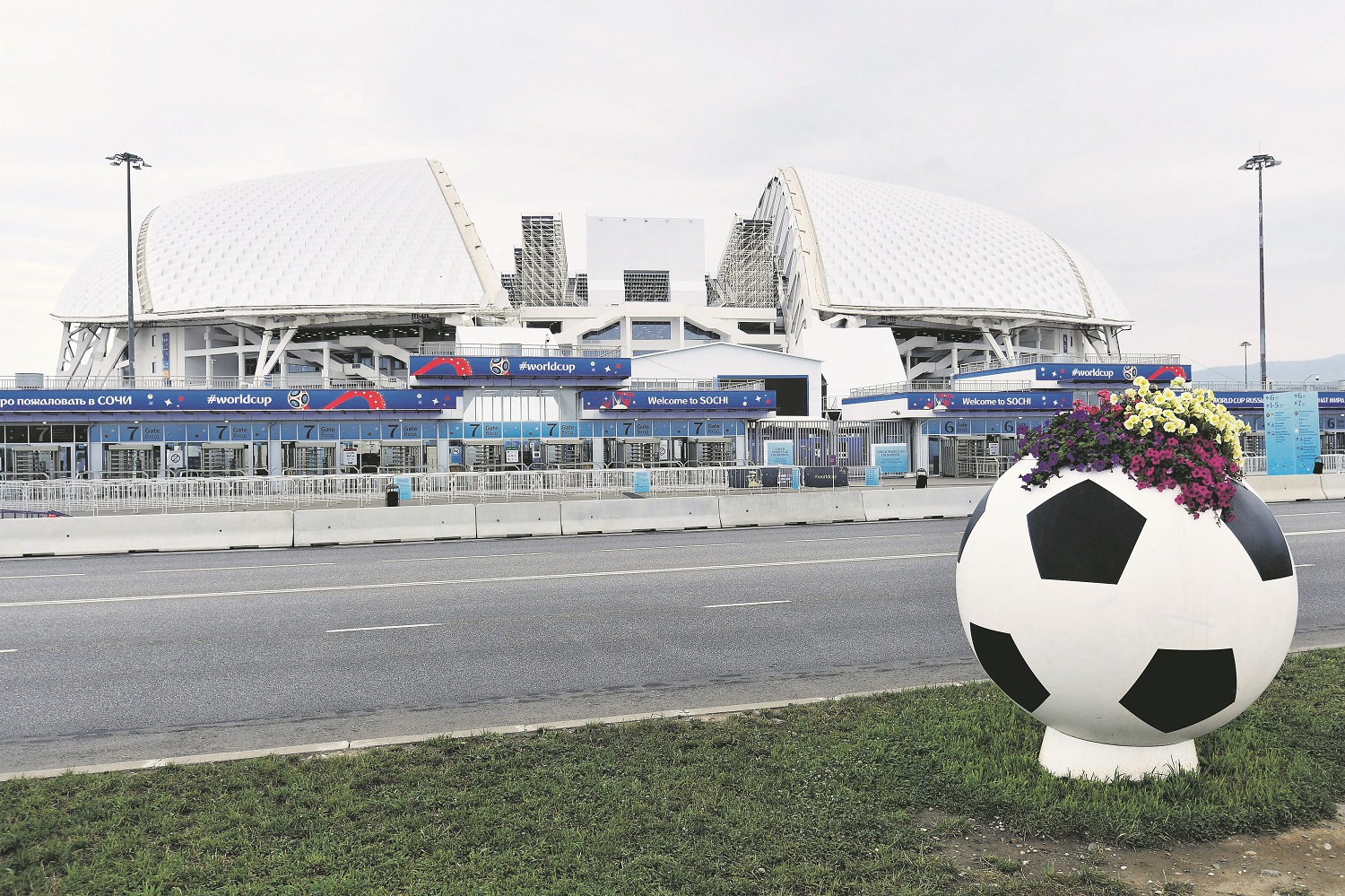 Adler, Rusija, 040718.
Olimpijski park vrijedan 51 milijardu dolara, izgradjen 2014. godine tridesetak kilometara od mjesta Sochi za potrebe Zimskih olimpijskih igara. Park sadrzi desetak razlicitih sportskih objekata poput ledene dvorane, curling centra, klizalista, autodroma gdje se voze utrke Formule 1, hokejaske dvorane i Olimpijskog stadiona Fisht gdje se odrzavaju nogometne utakmice u sklopu Svjetskog nogometnog prvenstva u Rusiji 2018. U sklopu prvenstva, na Fisht stadionu odigrat ce se i utakmica cetvrtfinala Rusija - Hrvatska. 
Na fotografiji: Olimpijski stadion Fisht.
Foto: Boris Kovacev / CROPIX