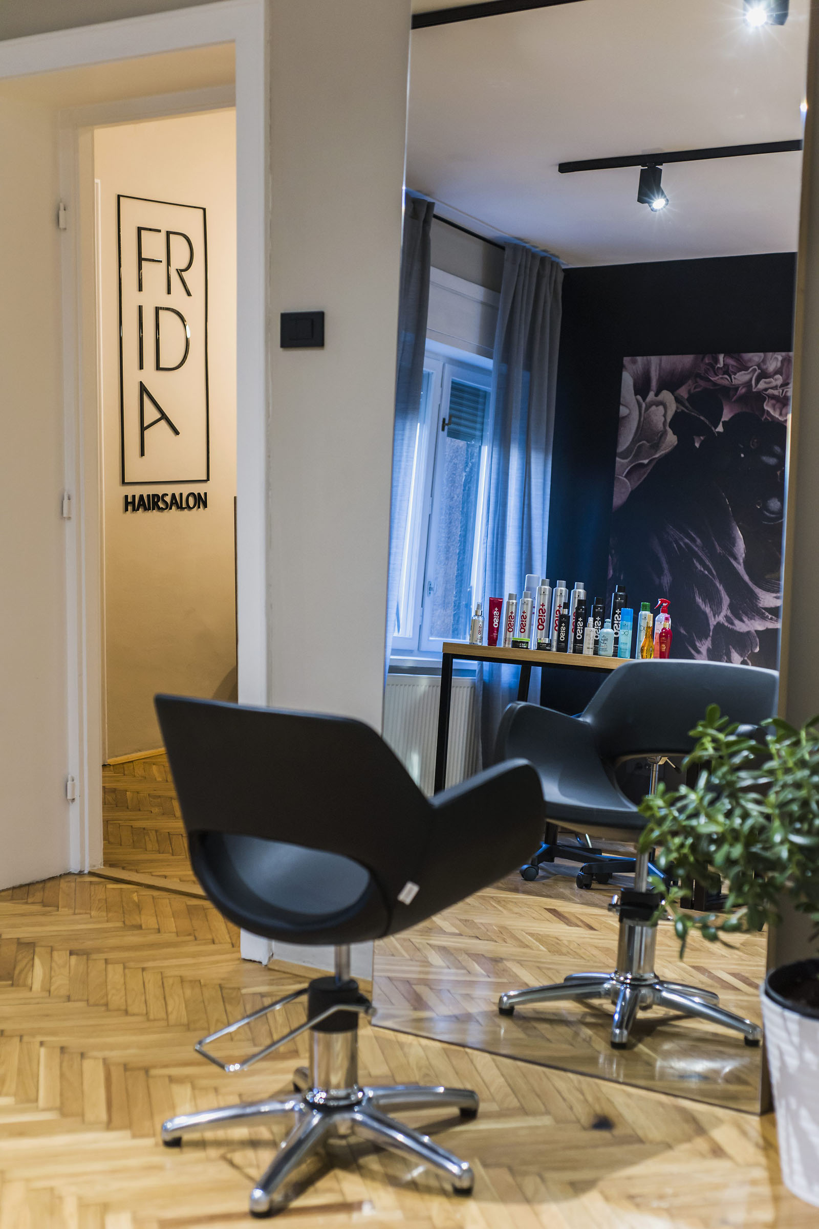 Zagreb, 090119.
Novootvoreni frizerski salon Frida na Trgu Drage Iblera.
Foto: Neja Markicevic / CROPIX