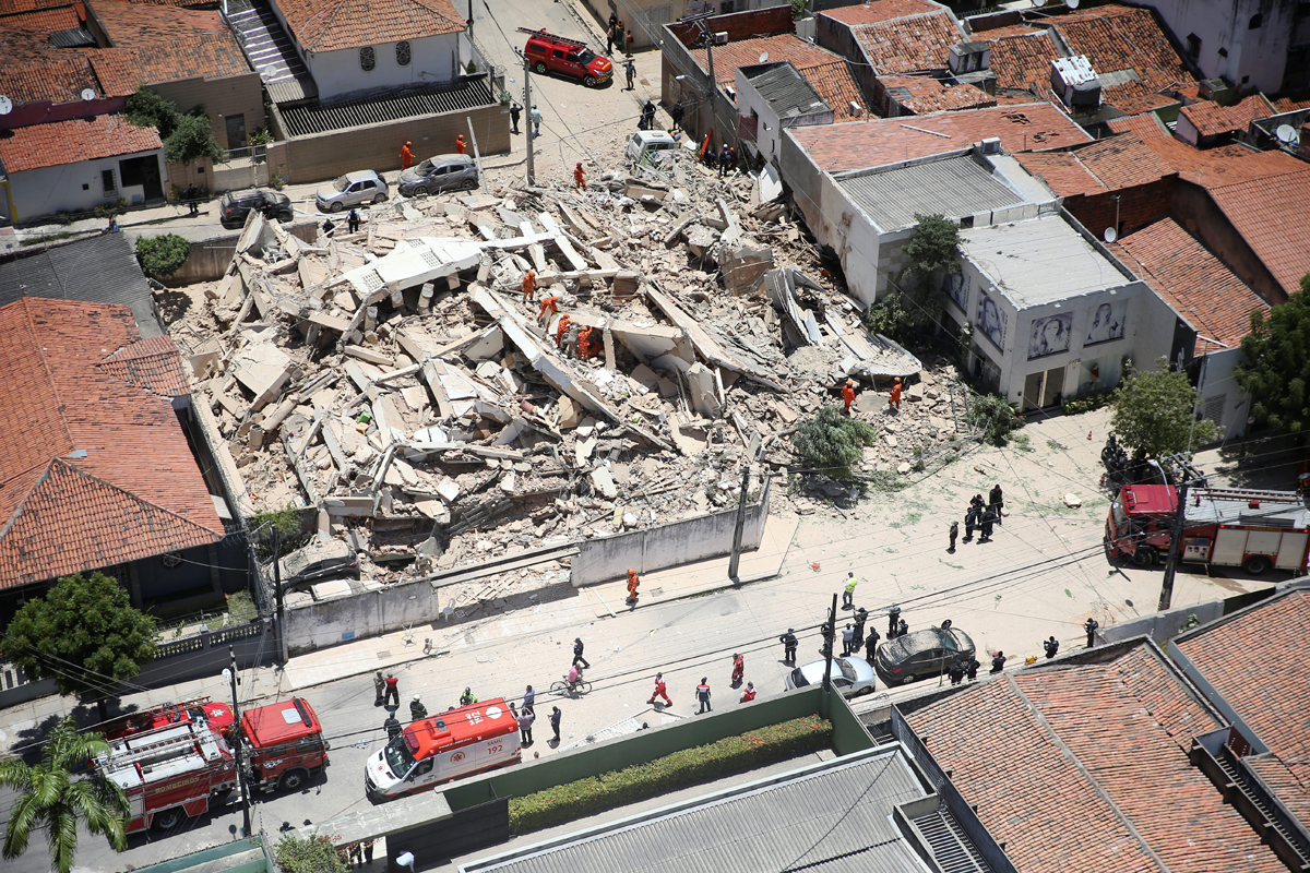 Rescue workers work at the site where a seven-story residential building collapsed in Fortaleza, Brazil October 15, 2019. REUTERS/Diario do Nordeste/Jose Eleomar NO RESALES. NO ARCHIVES