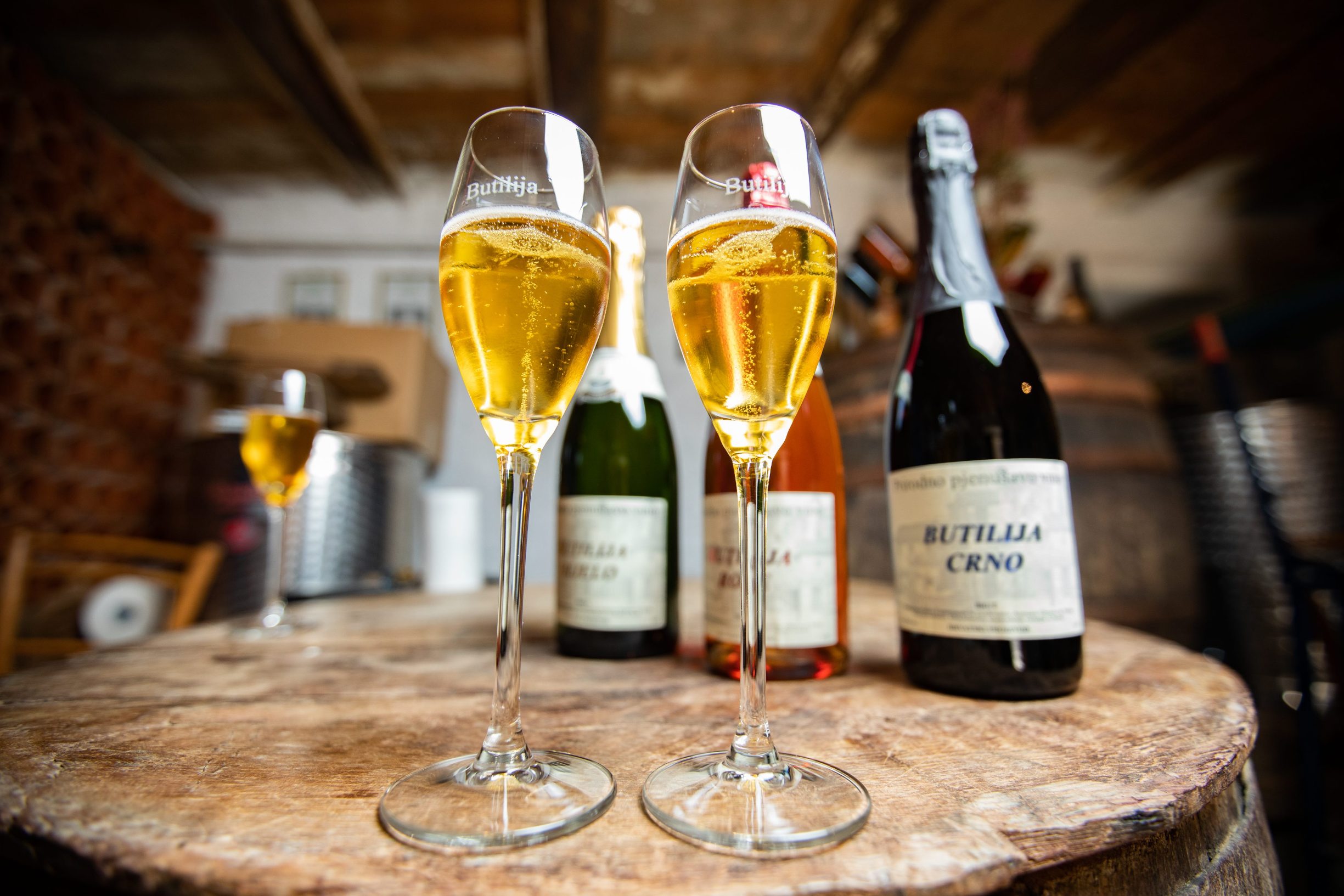 Vrh pored Buzeta, 041119.
Pjenusava vina Butilja, koja proizvode braca Grbac. 
Na fotografiji: proizvodi brace Grbac.
Foto: Matija Djanjesic / CROPIX