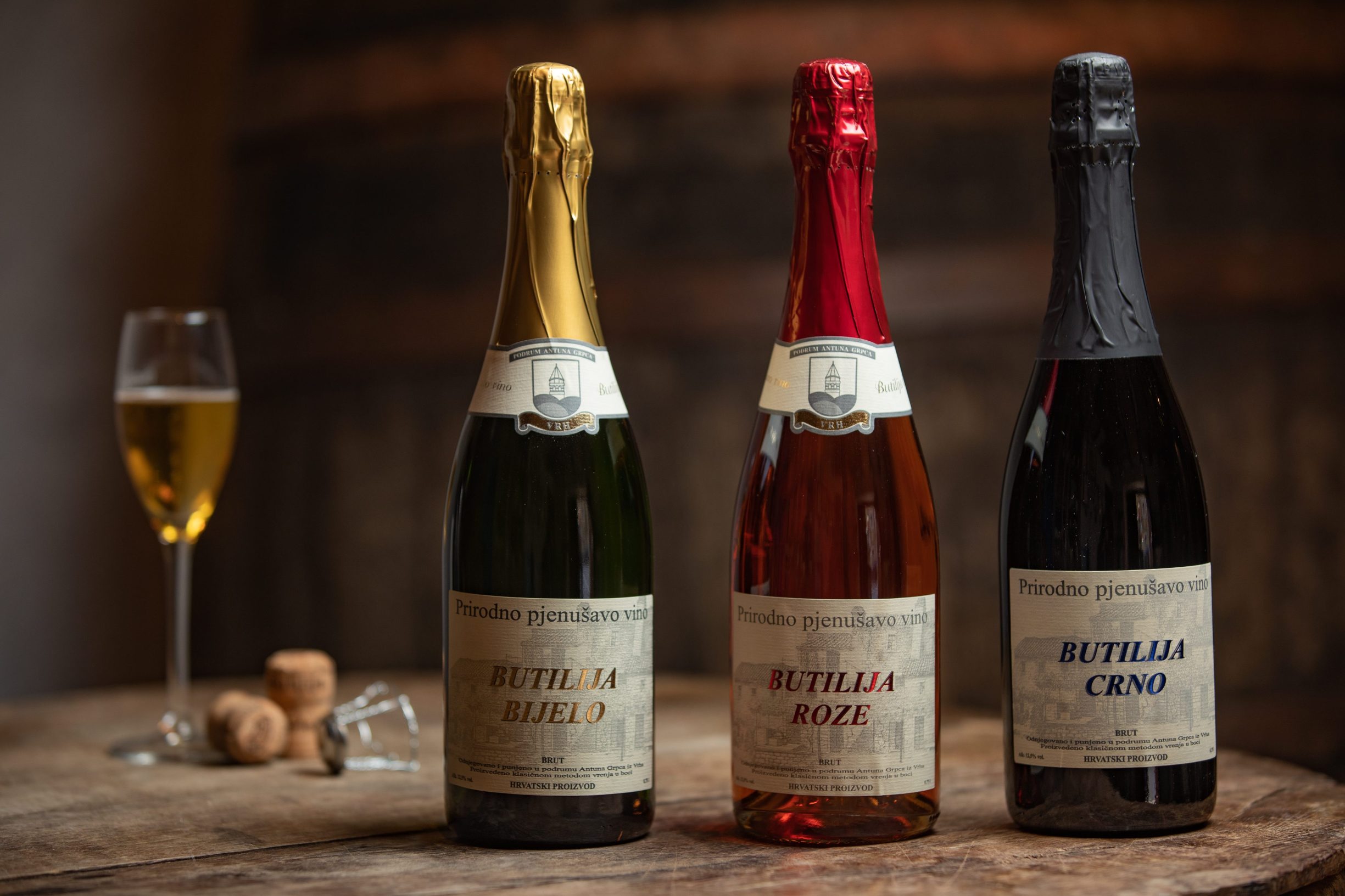 Vrh pored Buzeta, 041119.
Pjenusava vina Butilja, koja proizvode braca Grbac. 
Na fotografiji: proizvodi brace Grbac.
Foto: Matija Djanjesic / CROPIX