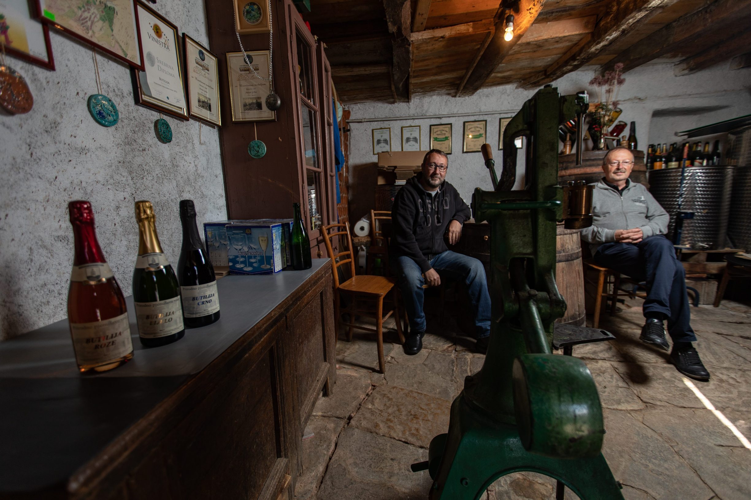 Vrh pored Buzeta, 041119.
Pjenusava vina Butilja, koja proizvode braca Grbac. 
Na fotografiji: Mauro i Andrijano Grbac.
Foto: Matija Djanjesic / CROPIX