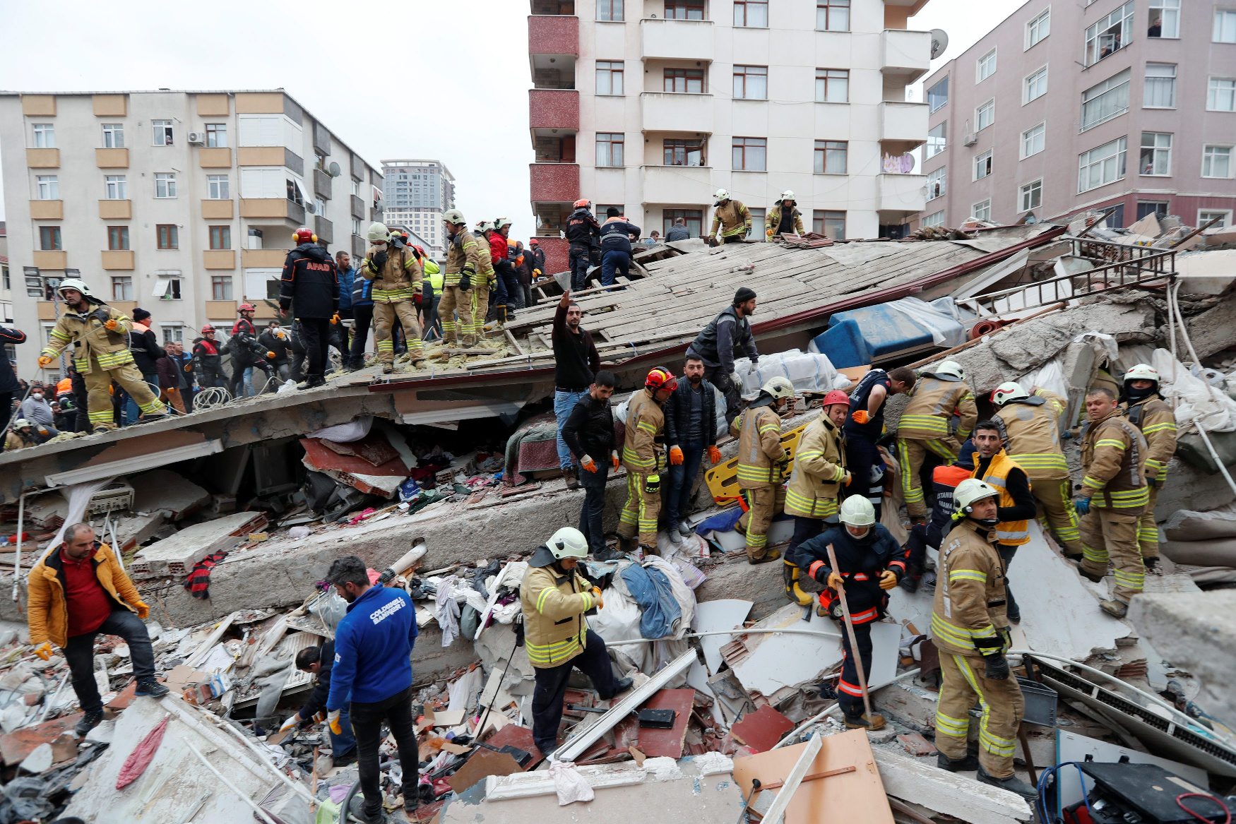 Rescuers work at the site of a collapsed residential building in the Kartal district, Istanbul, Turkey, February 6, 2019. REUTERS/Murad Sezer