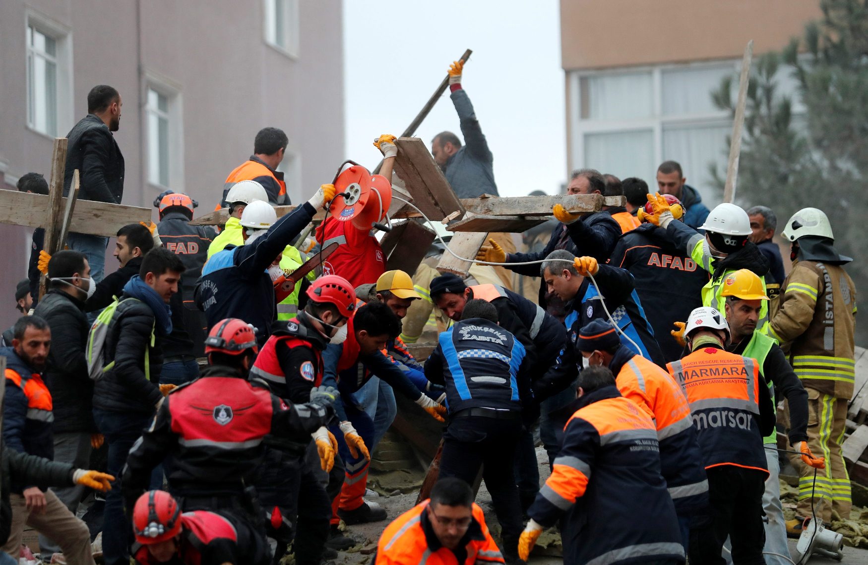 Rescue workers search for survivors at the site of a collapsed residential building in the Kartal district, Istanbul, Turkey, February 6, 2019. REUTERS/Murad Sezer
