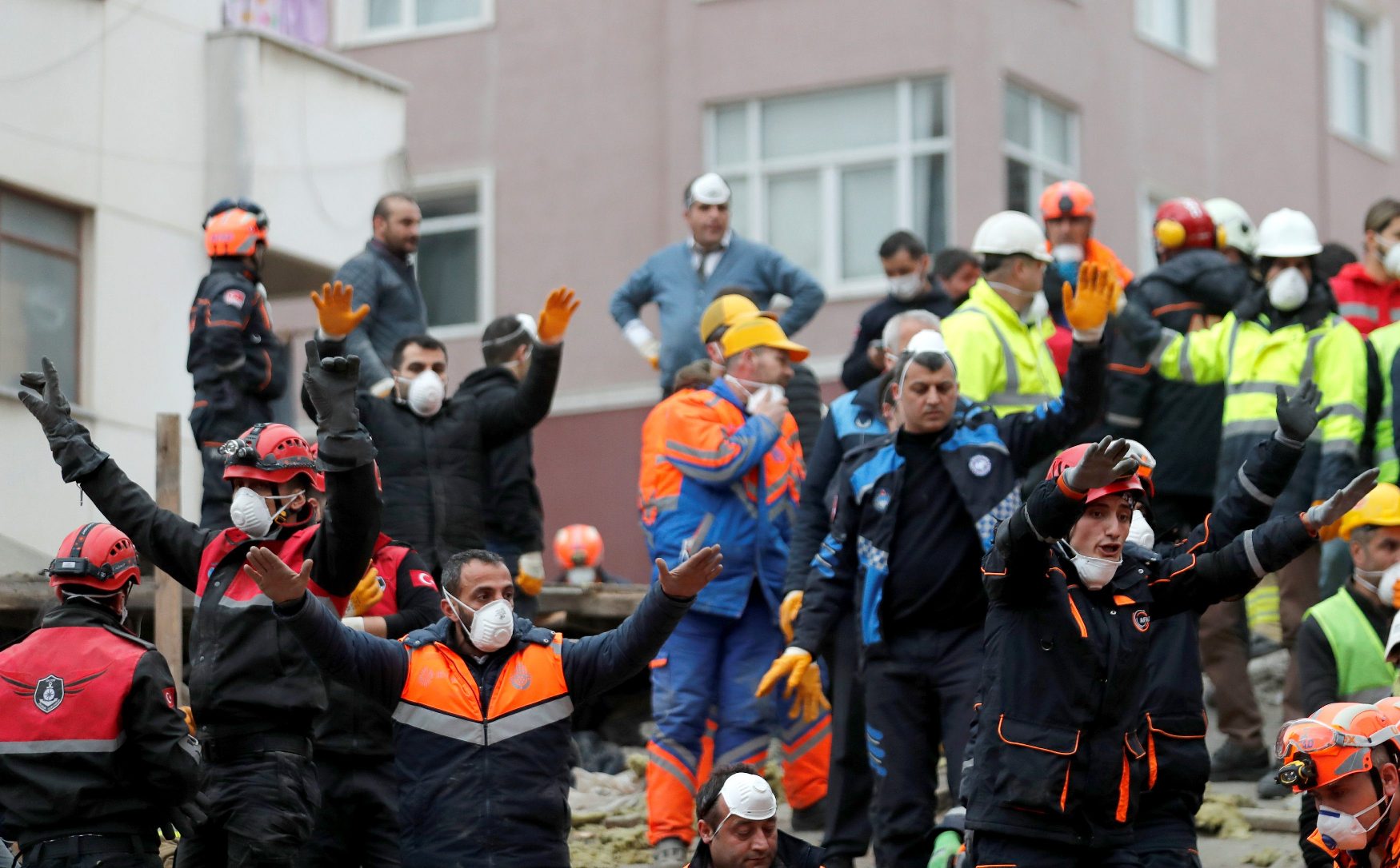 Rescue workers search for survivors at the site of a collapsed residential building in the Kartal district, Istanbul, Turkey, February 6, 2019. REUTERS/Murad Sezer
