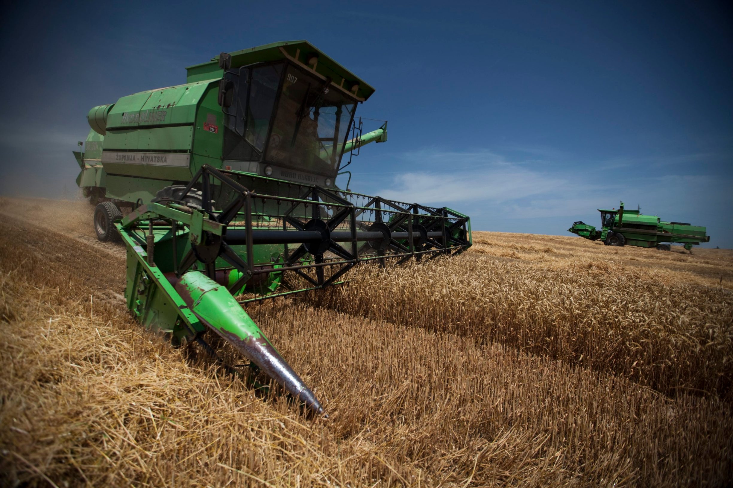 Vukovar, Sotin, 290612.
Nakon sto je zavrsila zetva jecma na slavonskim je poljima uprkos velikim vrucinama nastavljena zetva psenice.
Na fotografiji: Kombajni u zetvi psenice na Agrokorovim poljima u istocnoj Slavoniji.
Foto: Vlado Kos / CROPIX